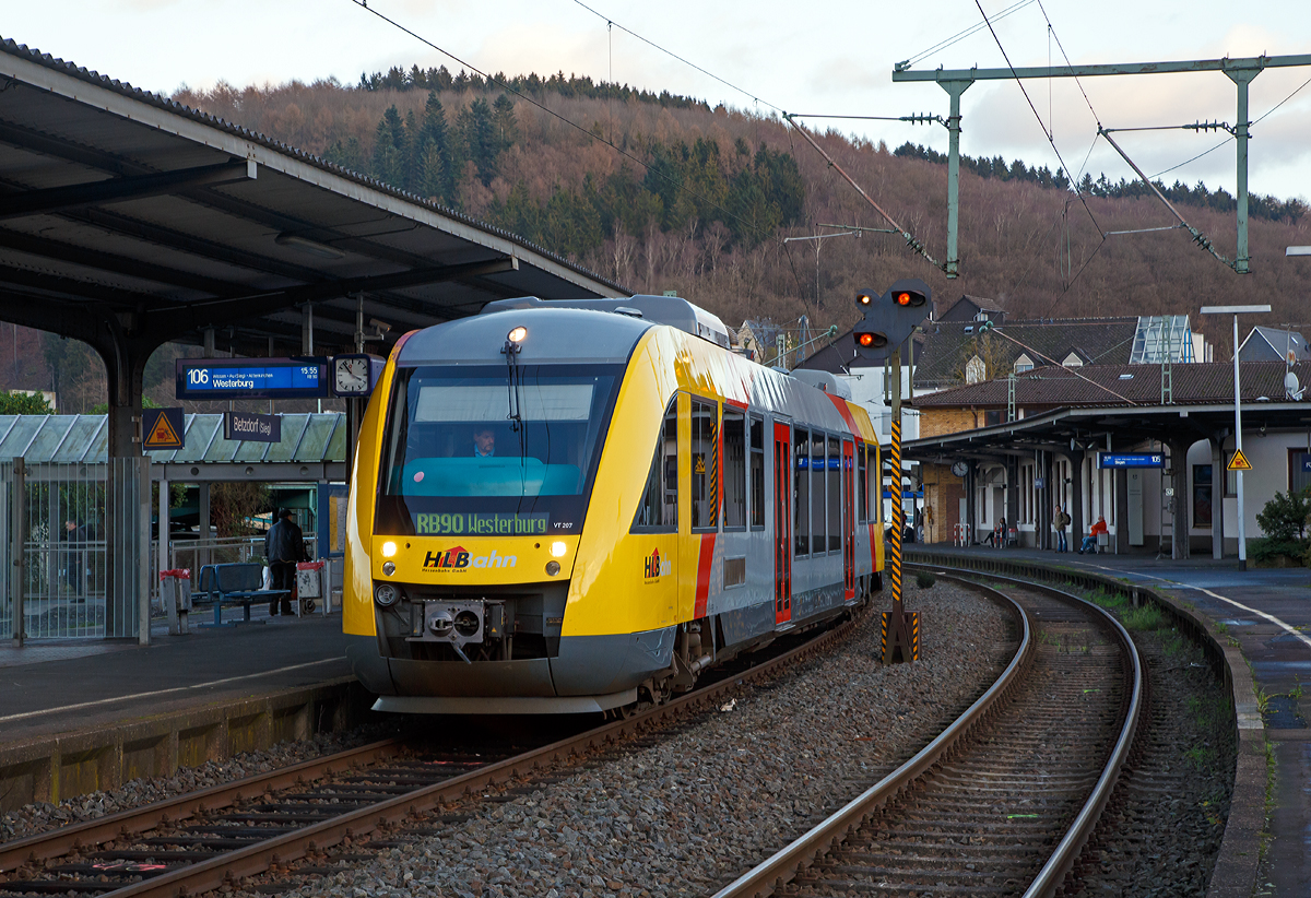 
Der VT 207 ABp (95 80 0640 107-8 D-HEB) ein Alstom Coradia LINT 27 der HLB (Hessische Landesbahn), ex VT 207 der vectus, am 23.12.2015 beim Halt im Bahnhof Betzdorf/Sieg. Der Dieseltriebwagen fährt als RB 90  Westerwald-Sieg-Bahn  (HLB 61727) die Verbindung Siegen - Betzdorf/Sieg - Au/Sieg - Altenkirchen/Ww - Westerburg.

Der Treibwagen wurde 2004 von Alstom (LHB) in Salzgitter unter der Fabriknummer 1187-007 gebaut.