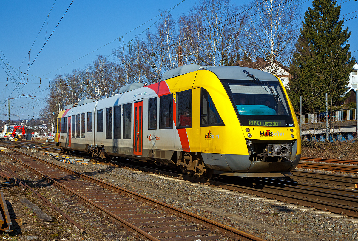 Der VT 253 (95 80 0648 153-4 D-HEB / 95 80 0648 653-3 D-HEB) ein Alstom Coradia LINT 41 der HLB (Hessische Landesbahn) hat am 04.03.2022, als RB 93  Rothaarbahn  (Bad Berleburg – Kreuztal – Siegen - Betzdorf), den Bahnhof Kreuztal verlassen und fährt nun weiter in Richtung Siegen.