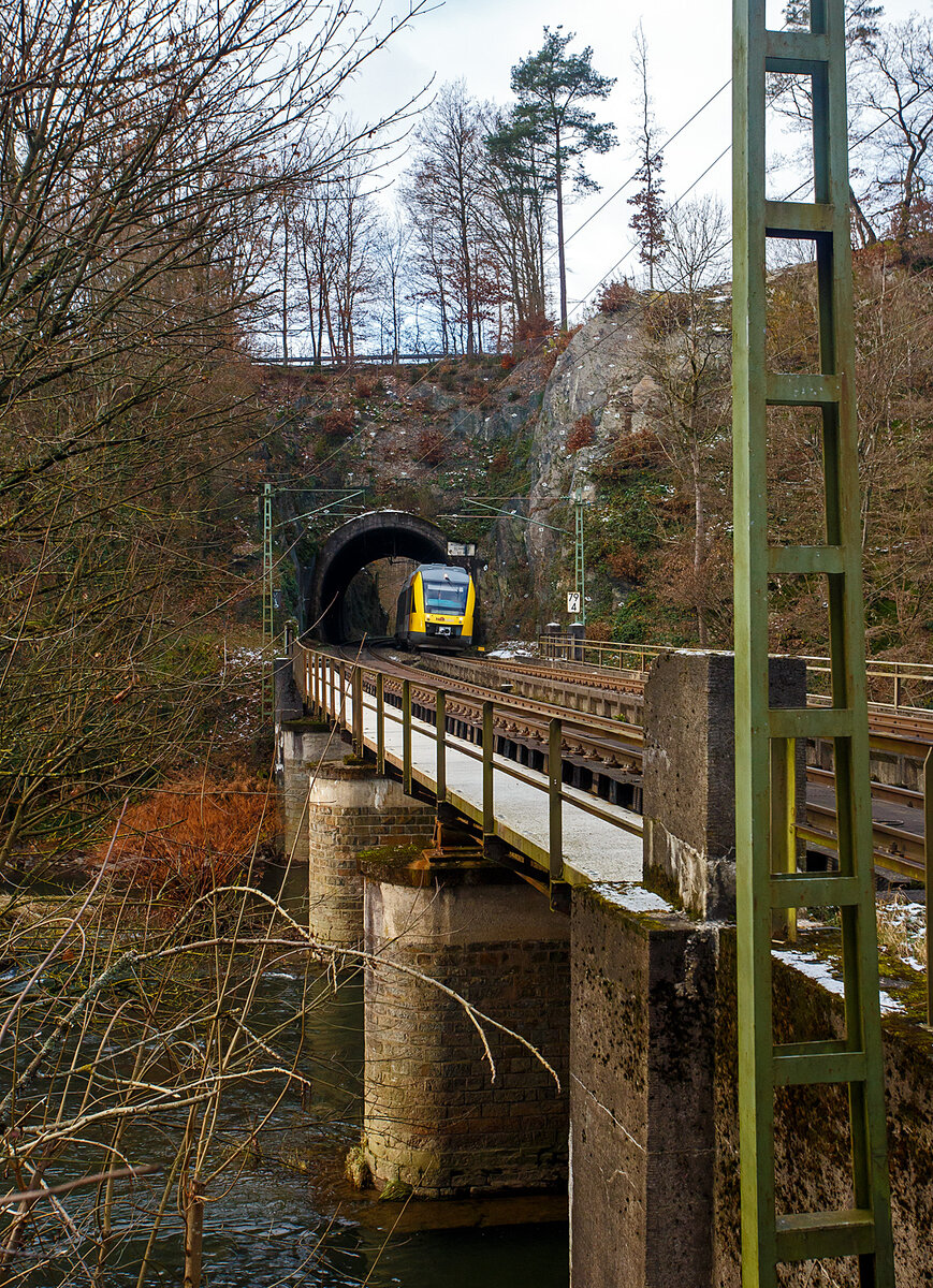 Der VT 256 (95 80 0648 156-7 D-HEB / 95 80 0648 656-6 D-HEB), ein Alstom Coradia LINT 41 der HLB - Hessische Landesbahn (3LänderBahn), hat als RB 90 „Westerwald-Sieg-Bahn“ , der Verbindung Altenkirchen(Westerwald) – Au(Sieg) - Betzdorf(Sieg) – Siegen Hbf, auf der Siegstrecke (KBS 460) bei km 79,4 den 32 m langen Mühlburg-Tunnel und fährt nun auf die Siegbrücke und erreicht bald den Bahnhof Scheuerfeld (Sieg) am 02.12.2023.

Durch eine Weichenstörung beim Bahnhof Scheuerfeld, die schnell behoben wurde, fährt er hier heute mal links.