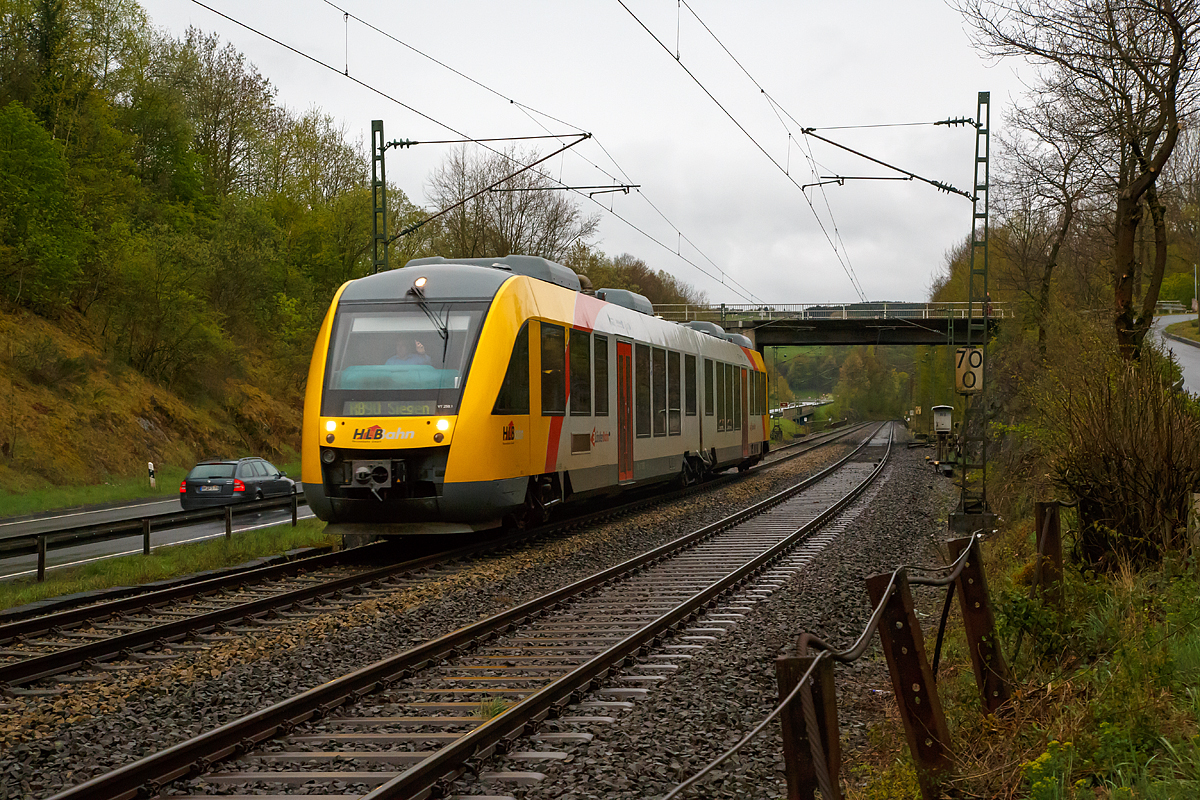 
Der VT 259 (95 80 0648 159-1 D-HEB / 95 80 0648 659-0 D-HEB) ein Alstom Coradia LINT 41 der HLB (Hessische Landesbahn), ex Vectus VT 259, erreicht am 22.04.2017 bald den Bahnhof Wissen (Sieg), als RB 90  Westerwald-Sieg-Bahn  (Westerburg - Altenkirchen - Au/Sieg - Betzdorf - Siegen). 

Einen lieben Gruß an den netten Tf zurück. 

Der Triebwagen  wurde 2004 bei ALSTOM LHB unter der Fabrik-Nummer 1188-009 gebaut. 