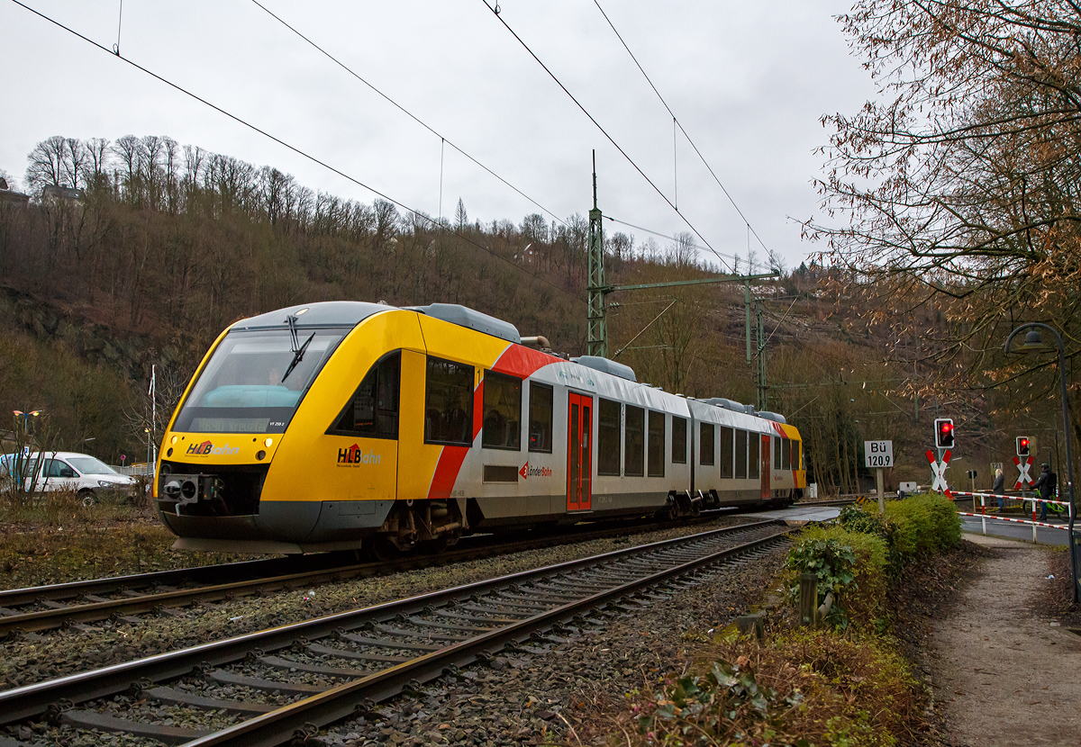 Der VT 259 (95 80 0648 159-1 D-HEB / 95 80 0648 659-0 D-HEB) ein Alstom Coradia LINT 41 der HLB (Hessische Landesbahn), passiert am 07.01.2022 den Bü 120,9 und erreicht nun den Bahnhof Kirchen (Sieg). Er fährt als RB 90  Westerwald-Sieg-Bahn  die Verbindung Limburg a. d. Lahn - Westerburg - Altenkirchen – Au (Sieg) – Siegen – Kreuztal.