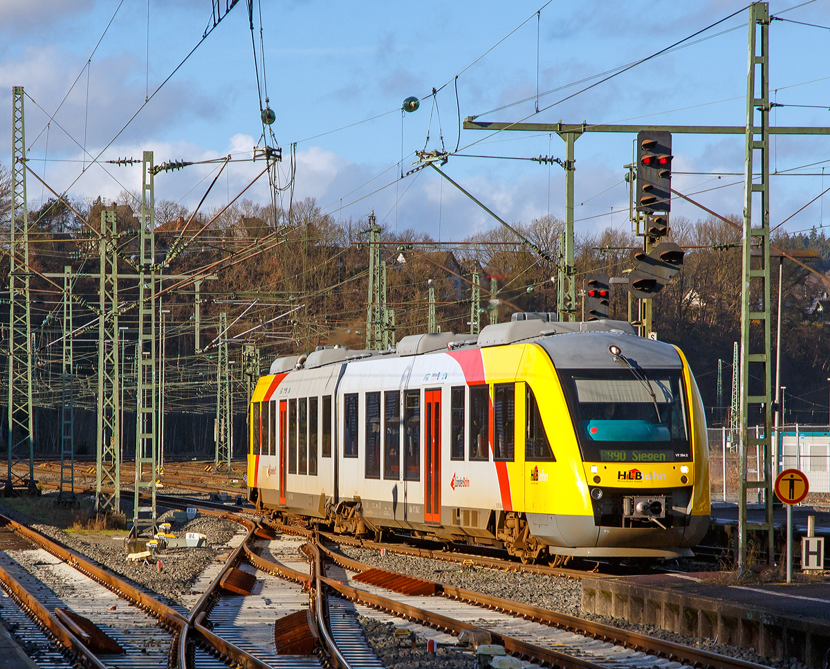 
Der VT 264 (95 80 0648 664-0 D-HEB / 95 80 0648 164-1 D-HEB) ein Alstom Coradia LINT 41 der HLB (Hessische Landesbahn), ex Vectus VT 264, fährt am 10.01.2016, als RB 90   Westerwald-Sieg-Bahn   (Westerburg - Altenkirchen - Au/Sieg - Betzdorf - Siegen) Umlauf HLB61718, in den Bahnhof Betzdorf/Sieg ein. 

Die Aufnahme konnte ich vom Bahnsteig (101/113) machen.