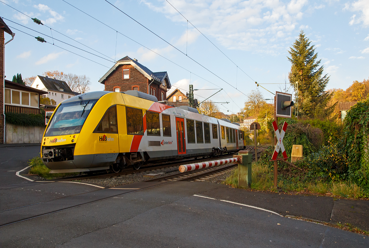 
Der VT 264 (95 80 0648 664-0 D-HEB / 95 80 0648 164-1 D-HEB) ein Alstom Coradia LINT 41 der HLB (Hessische Landesbahn), ex Vectus VT 264, hat am 04.11.2017 den Bf. Kirchen/Sieg verlassen und fährt als RB 90  Westerwald-Sieg-Bahn  (Siegen - Betzdorf - Au - Altenkirchen - Westerburg) weiter in Richtung Betzdorf. Hier passiert er gerade den Bahnübergang Molzbergstraße (Bü km 121,2).