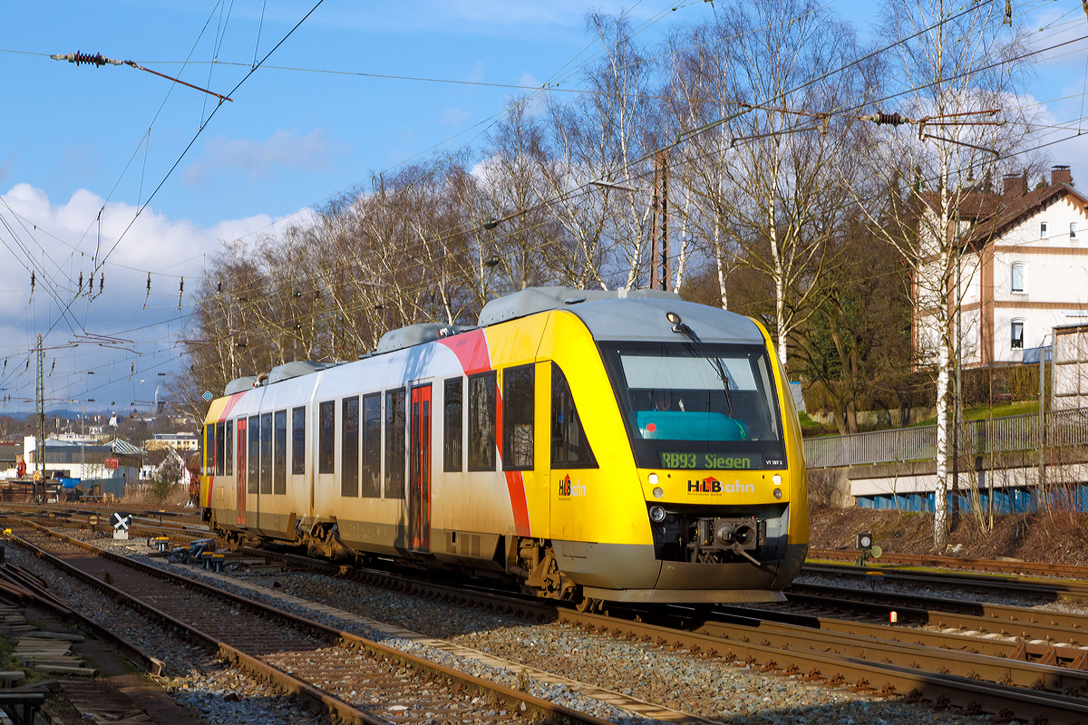 
Der VT 267 (  95 80 0648 167-4 D-HEB / 95 80 0648 667-3 D-HEB) ein Alstom Coradia LINT 41 der HLB (Hessische Landesbahn), ex Vectus VT 267, fährt am 17.01.2015 als RB 93  Rothaarbahn  (Bad Berleburg - Kreuztal - Siegen Hbf) von Kreuztal weiter in Richtung Siegen.