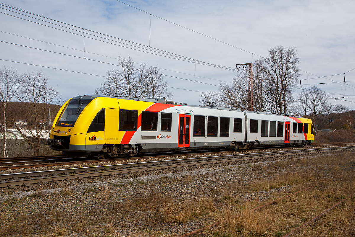 Der VT 501 (95 80 1648 101-1 D-HEB / 95 80 1648 601-0 D-HEB) ein Dieseltriebzug vom Typ Alstom Coradia LINT 41 der neuen Generation / neue Kopfform, der HLB (Hessische Landesbahn GmbH fährt am 20.03.2021, als RB 95  Sieg-Dill-Bahn  Dillenburg – Siegen, von Rudersdorf (Kreis Siegen) weiter in Richtung Siegen.