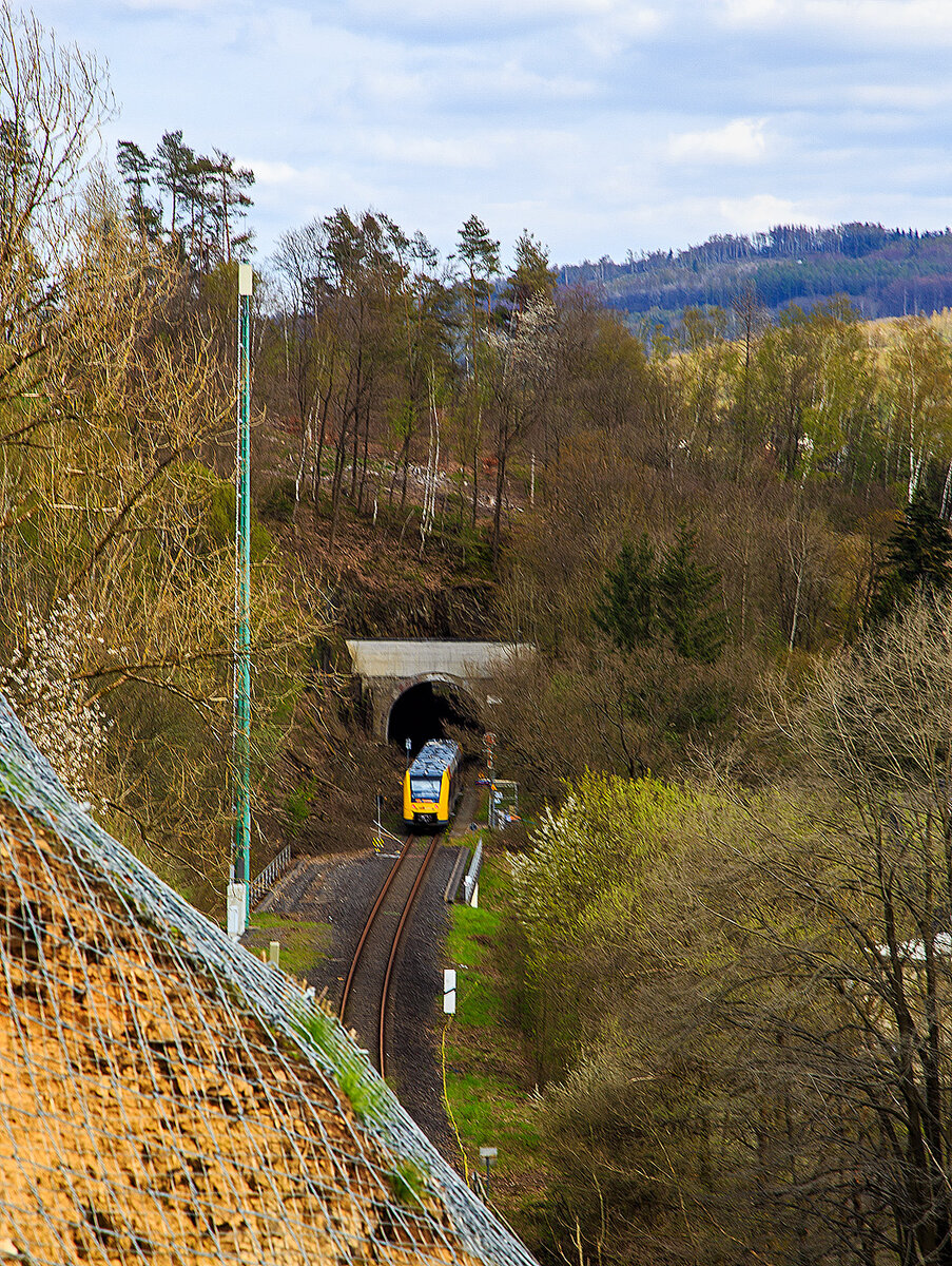 Der VT 501 (95 80 1648 101-1 D-HEB / 95 80 1648 601-0 D-HEB) der HLB (Hessische Landesbahn GmbH), ein Alstom Coradia LINT 41 der neuen Generation, hat am 27.04.2023, als RB 96  Hellertalbahn  Neunkirchen/Siegerland – Betzdorf den Hp Königstollen (Herdorf) erreicht und wartet nun für die Abfahrt nach Dillenbug gemäß Fahrplan. Zwischen hier und Betzdorf (Sieg) gibt es dann nur SEV.