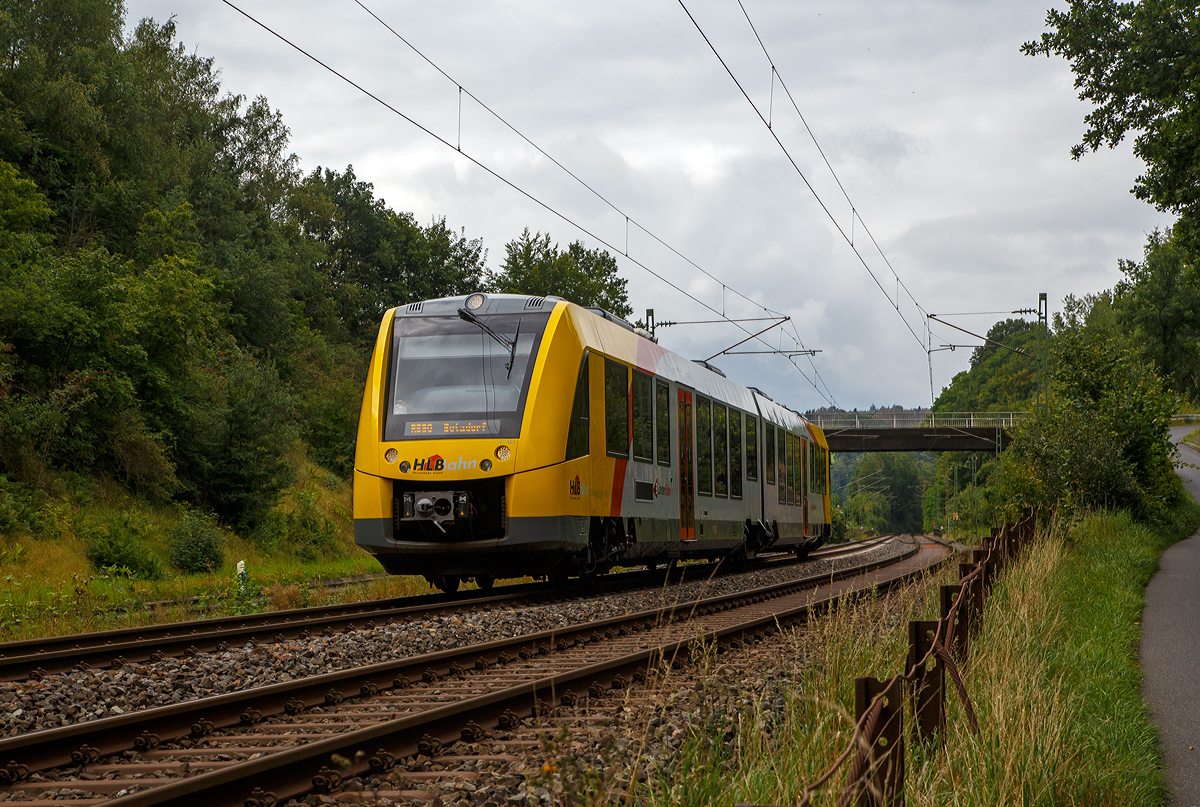 Der VT 503 (95 80 1648 103-7 D-HEB / 95 80 1648 603-6 D-HEB), ein Alstom Coradia LINT 41 neue Generation, der HLB (Hessische Landesbahn GmbH) erreicht am 26.08.2021, als RB90  Westerwald-Sieg-Bahn  (Altenkirchen - Au/Sieg - Betzdorf), bald den Bahnhof Wissen (Sieg).