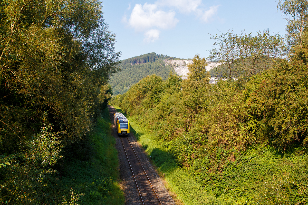 
Der VT 507 (95 80 1648 107-8 D-HEB / 95 80 1648 607-7 D-HEB) der HLB (Hessische Landesbahn GmbH), ein Alstom Coradia LINT 41 der neuen Generation, hat am 03.09.2017 Herdorf verlassen und erreict bald den Hp Struthtten.  Er fhrt als RB 96  Hellertalbahn  die Verbindung Betzdorf - Herdorf - Neunkirchen - Haiger - Dillenburg.