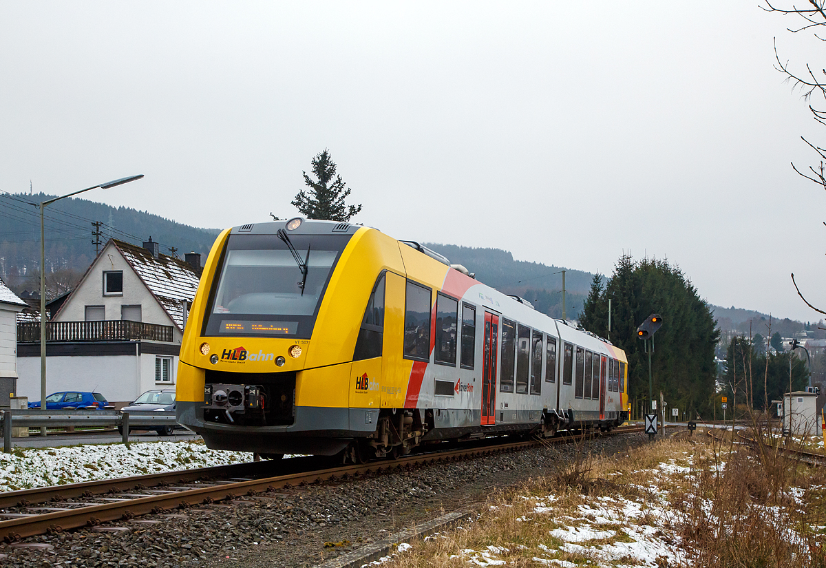 
Der VT 507 (95 80 1648 107-8 D-HEB / 95 80 1648 607-7 D-HEB) der HLB (Hessische Landesbahn GmbH), ein Alstom Coradia LINT 41 der neuen Generation, hat am 10.02.2018 den Bahnhof Burbach (Siegerland) verlassen und fährt nun weiter in Richtung Haiger. Er fährt als RB 96  Hellertalbahn  die Verbindung Betzdorf - Herdorf - Neunkirchen - Haiger - Dillenburg.