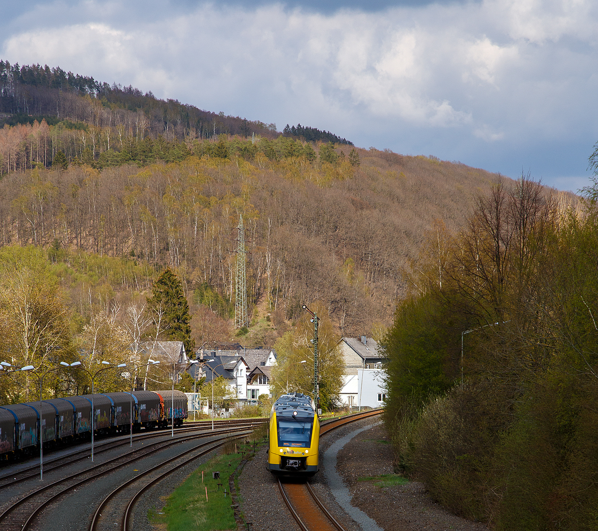 Der VT 507 (95 80 1648 107-8 D-HEB / 95 80 1648 607-7 D-HEB) der HLB (Hessische Landesbahn GmbH), ein Alstom Coradia LINT 41 der neuen Generation, erreicht am 30.04.2021, als RB 96  Hellertalbahn  (Dillenburg – Haiger - Neunkirchen - Herdorf - Betzdorf), Umlauf 61788,  bald den Bahnhof Herdorf.