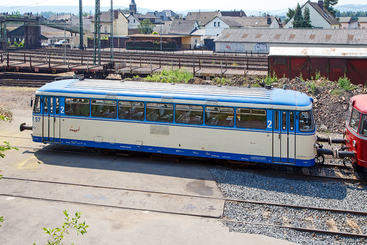 Der VT 57 (95 80 0798 808-2 D-EVG) der Eifelbahn Verkehrsgesellschaft mbH (EVG), ex HWB VT 57 (Hochwaldbahn, Hermeskeil), ex EBM, Dieringhausen, ex DKB VT 206 (Drener Kreisbahn), ex DB 798 808-2 und ex DB VT 98 9808, abgestellt am 03.07.2015 in Linz am Rhein. 

Der VT (Verbrennungstriebwagen) wurde 1962 von MAN in Nrnberg (Lizenzbau) unter der Fabriknummer 146590 gebaut und als DB VT 98 9808 an die Deutsche Bundesbahn (BW Gieen) geliefert. Zum 01.01.1968 erfolgte die Umzeichnung in DB 798 808-2, unter dieser Bezeichnung fuhr er bis zur Ausmusterung bei der DB am 25.09.1993. Dann kam er als VT 206 zur Drener Kreisbahn, im Jahr 2000 ging er zum EBM in Dieringhausen und gleich drauf zur HWB – Hochwaldbahn in Hermeskeil wo er als VT 57 fuhr. Seit ca. 2014 ist er nun bei der EVG - Eifelbahn Verkehrsgesellschaft in Linz am Rhein.

Die DB-Baureihe VT 98 waren Nebenbahn-Triebwagen der Deutschen Bundesbahn, ab 1968 wurden sie als DB-Baureihe 798 bzw. 796 gefhrt. Umgangssprachlich werden diese Schienenbusse als Uerdinger Schienenbusse bezeichnet, auch wenn wie dieser nicht von der Waggonfabrik Uerdingen gebaut wurde, aber die Entwicklung stammt von ihr (Lizenzvergabe).

Der VT 98.9 wurde aus dem VT 95.9 entwickelt, der fr viele Strecken mit nur einem Fahrmotor zu schwach motorisiert war. Daher hatte der VT 98.9 zwei Fahrmotoren. Die Triebwagen verfgen im Gegensatz zum VT 95 ber Pufferbohlen mit Schraubenkupplungen und knnen so Eisenbahnwagen transportieren oder zur Befrderung mit fremder Kraft am Zugende eingestellt werden.

In allen Schienenbustypen wurden Unterflurmotoren des Typs U 10 der Bssing AG eingebaut. Das Sechs-Gang-Getriebe wurde von der ZF Friedrichshafen AG geliefert.

Es wurden insgesamt 329 Triebwagen (VT) hergestellt, zu diesen wurden auch 220 Beiwagen VB 98 mit Packabteil, weitere 100 ohne Packabteil sowie 321 Steuerwagen VS 98 hergestellt. Meistens wurden bei der DB diese Fahrzeuge in der Zusammenstellung VT+VB+VS eingesetzt. Es gab aber auch krzere Zweier-Einheiten (VT+VS), gelegentlich war der Motorwagen (VT) allein unterwegs. Lngere Garnituren, bis hin zu Sechs-Wagen-Einheiten (VT+VB+VS+VT+VB+VS) wurden bei besonders hohem Fahrgastaufkommen gebildet.

1968 wurde die Bauartnummer der Triebwagen in 798 gendert, die Beiwagen erhielten die Nummern 998.0–3 und Steuerwagen 998.6–9. 

1988 wurden 47 Triebwagen, 23 Beiwagen und 43 Steuerwagen auf Einmannbetrieb umgebaut. Sie erhielten pneumatische Trschlieeinrichtungen und Zahltische fr den Triebfahrzeugfhrer. Diese Fahrzeuge erhielten die Baureihennummer 796 bzw. 996.

Technische Daten der VT 98:
Hersteller: Waggonfabrik Uerdingen, MAN, WMD
Spurweite: 1.435 mm (Normalspur)
Achsformel: Bo
Lnge ber Puffer: 13.950 mm
Achsabstand: 6.000 mm
Dienstmasse:  20,9 t
Radsatzfahrmasse: 10,7 t
Hchstgeschwindigkeit: 90 km/h
Installierte Leistung: 2  110 kW (150 PS)
Treibraddurchmesser: 900 mm
Motorentyp: Bssing AG U 10
Leistungsbertragung: mechanisch
Sitzpltze:  56