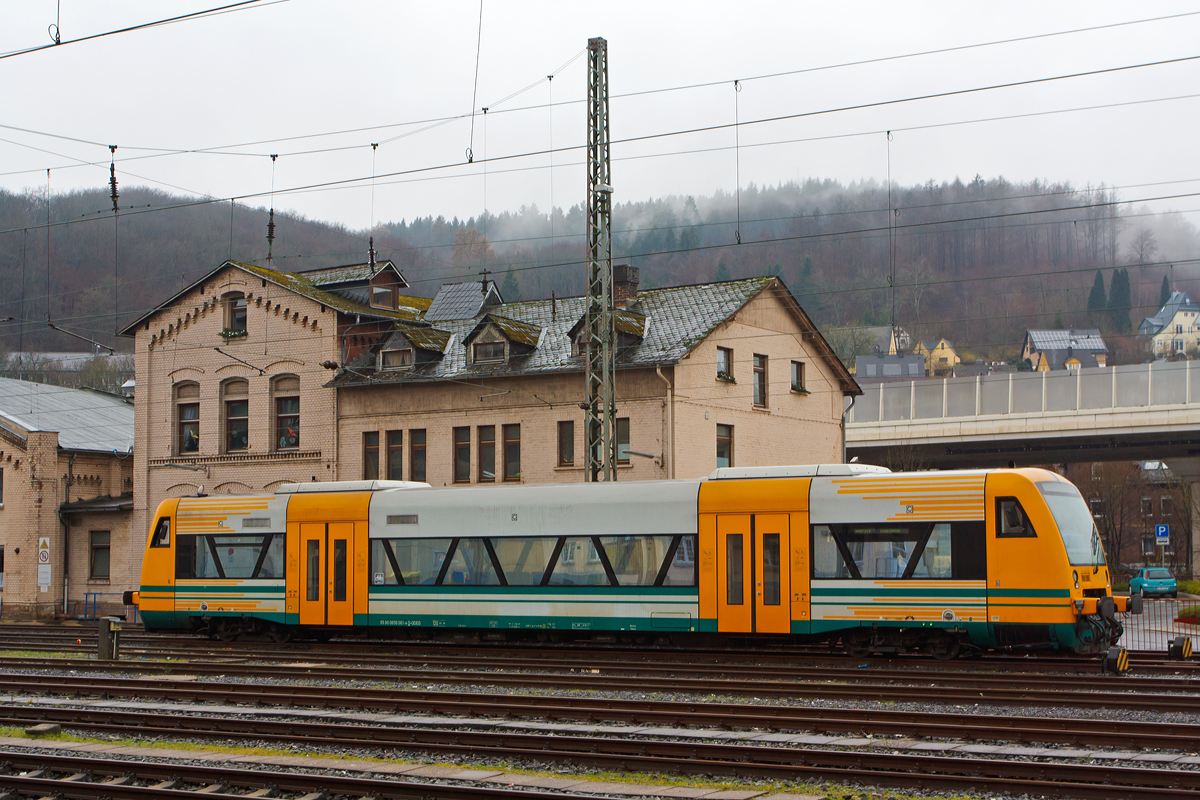 
Der VT 650.61 (95 80 0650 061-4 D-ODEG) der Ostdeutsche Eisenbahn GmbH (ODEG) ist am 13.12.2014 beim Siegener Hauptbahnhof abgestellt. Nun weiß ich auch warum, er ist von HLB Hessenbahn GmbH angemietet worden, die ab dem 14.12.2014 Betreiber der 3LänderBahn ist.  Fünf dieser Stadler RegioShuttle RS (BR 650) wurden u.a. angemietet.

Die 3LänderBahn übernimmt zum Fahrplanwechsel im Dezember 2014 den kompletten Fahrzeugpark der vectus Verkehrsgesellschaft mbH. Der HLB gehörten 74,9% Gesellschaftsanteile der vectus, die restlichen 25,1% hatte die Westerwaldbahn (WEBA)  Zusätzlich zu den 25 ehemaligen vectus-Fahrzeugen (18 Lint 41 und 7 Lint 27) setzt die DreiLänderBahn ab dem Fahrplanwechsel angemietete Züge anderer Eisenbahnunternehmen ein (1 VT 629, 5 RegioShuttle RS 1 und 9 GTW 2/6). Ab August 2015 wird der Fahrzeugpark der 3LänderBahn durch 7 bereits von der HLB bestellten, fabrikneuen LINT 41 ergänzt.