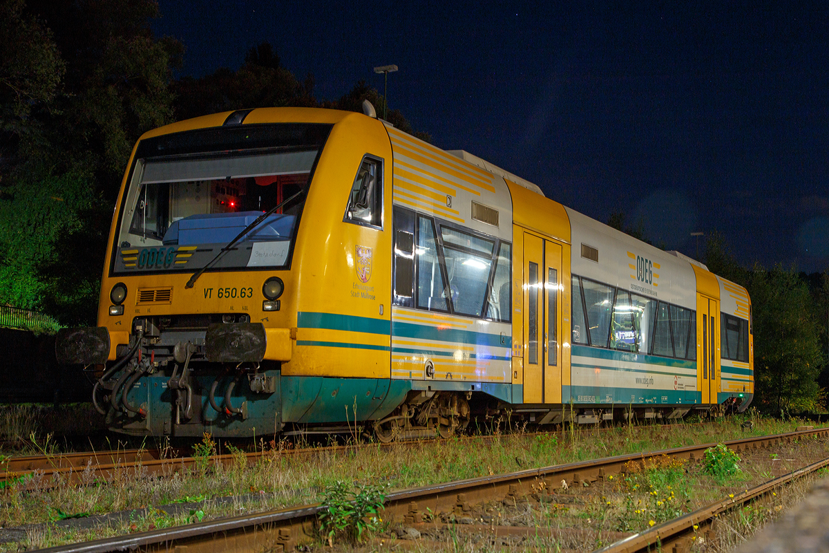 
Der VT 650.63  Erholungsort Stadt Müllrose  (95 80 0650 063-0 D-ODEG) der Ostdeutsche Eisenbahn GmbH (ODEG) ist am frühen morgen des 03.10.2015 im Bahnhof Betzdorf/Sieg abgestellt. 

Nach dem er von HLB Hessenbahn GmbH angemietet worden war,ist er nun von der Westerwaldbahn und der HellertalBahn angemietet und fährt vorrangig auf der Daadetalbahn. 

Der Stadler Regionaltriebwagen Regio-Shuttle RS1 wurde 2004 von Stadler Pankow GmbH in Berlin unter der Fabriknummer 37297 gebaut und an die ODEG ausgeliefert. Er wurde zunächst am Standort Parchim eingesetzt. 2005 wurde der Triebwagen zum ODEG Einsatzgebiet nach Brandenburg überstellt und war bis 2014 dort im Einsatz. Danach kam das Fahrzeug zur SWEG nach Süddeutschland und später zur HLB. Aktuell ist der Triebwagen von der Westerwaldbahn und der HellertalBahn angemietet und fährt vorrangig auf der Daadetalbahn.