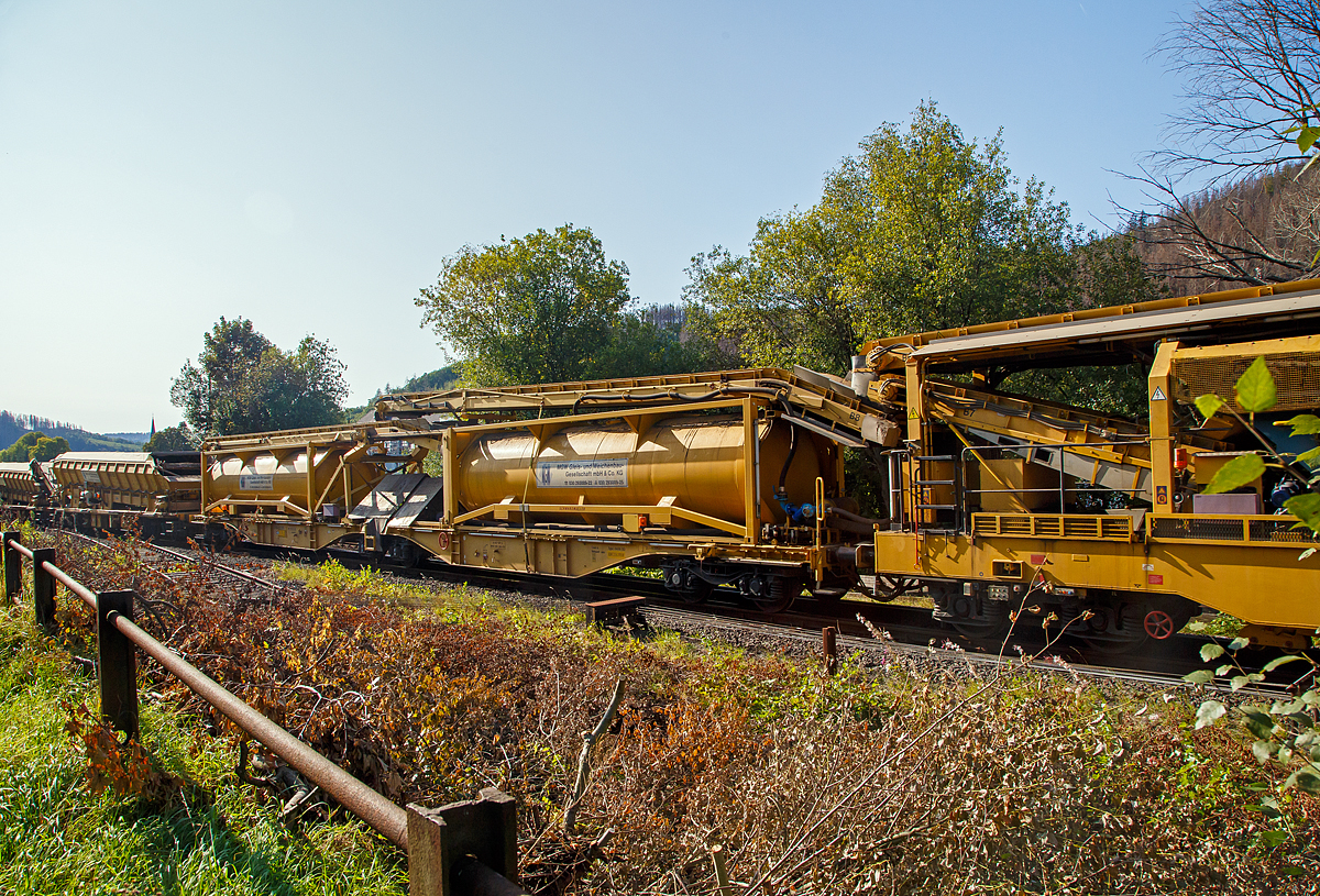 
Der Wasserwagen 37 88 4961 099-1 D-WSG (aufgebaut auf einem Wagen der Gattung Sggmrss 90 ) zur Plasser & Theurer Bettungsreinigungsmaschine RM 95-800 W der MGW Gleis- und Weichenbau-Gesellschaft mbH & Co. KG (Berlin) am 19.09.2020 in Herdorf bei der Zugdurchfahrt. 

TECHNISCHE DATEN:
Eigengewicht: 27.160 kg (ohne Tanks und Aufbauten)
Länge über Puffer: 29.590 mm
Drehzapfenabstand: 2 x 11.995 mm
Kleister befahrbarer Gleisbogen: R 75 m
Höchstgeschwindigkeit : 100 km/h (S) / 120 km/h (SS)
Max. Ladegewicht: 107 t (ab Streckenklasse D bei S-Verkehr) / 92 t (ab Streckenklasse C bei SS-Verkehr)