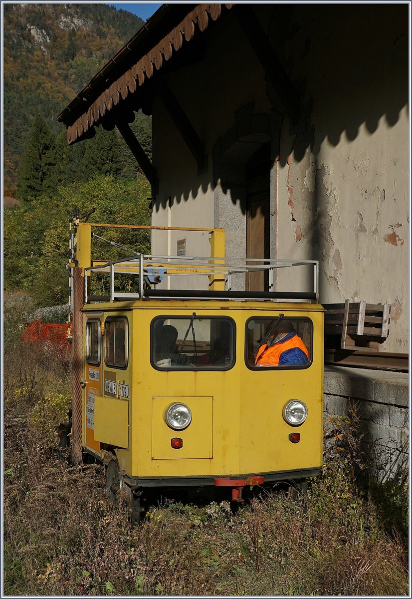 Der WE AIS MI 1179U war ja hier schon zu sehen; doch das in das kleine gelbe Ding auch leute rein passen und es dann sogar fährt, hatte ich bisher noch nicht erlebt: Das Dienstfahrzeug verlässt einen Abstellplatz in Varzo.
27. Okt. 2017