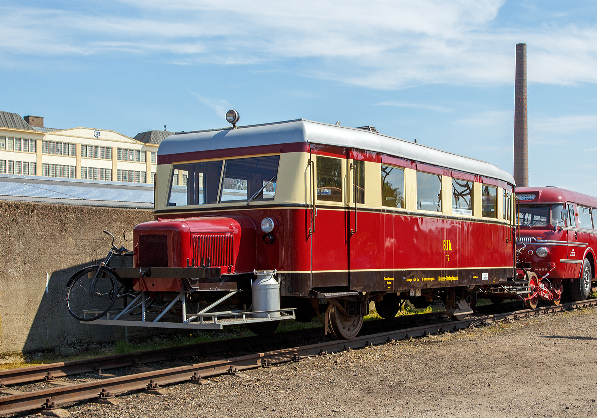 
Der Wismarer Schienenbus, Typ Hannover auch bekannt als  Schweineschnuzchen  VT 2 (95 80 0133 102-3 D-DGEG) der Deutsche Gesellschaft fr Eisenbahngeschichte, ex B.Th. VT2  (Bremen-Thedinghausener Eisenbahn) am 30.04.2017 im Eisenbahnmuseum Bochum-Dahlhausen.

Der Typ Hannover der Waggonfabrik Wismar ist ein Anfang der 1930er Jahre entwickelter Schienenbus fr den kostengnstigen Personenverkehr auf Kleinbahnen.
Schon in den 1920er Jahren suchten die Kleinbahnen nach Mglichkeiten, schwach ausgelastete Strecken mglichst kostengnstig betreiben zu knnen. Die berwiegend eingesetzten gemischten Zge waren wegen der Rangieraufenthalte recht langsam. Auch verkehrten tglich nur wenige Zge. Um schnellere und hufigere Fahrten anbieten zu knnen, wurden Triebwagen beschafft. 

Ab 1932 baute die Triebwagen- und Waggonfabrik Wismar AG einen leichten zweiachsigen Triebwagen, der durch die Verwendung zahlreicher Bauteile aus dem Straenfahrzeugbau gnstig gefertigt werden konnte. So wurden beispielsweise Ford-Benzinmotoren mit 40 PS samt Getriebe eingebaut. Die Verwendung von Kraftfahrzeuggetrieben mit vier Vorwrtsgngen und einem Rckwrtsgang machte den Einbau von je einem Motor pro Richtung ntig. Diese wurden vor dem eigentlichen Fahrzeugkasten angeordnet und verliehen dem Triebwagen ein unverkennbares ueres. Wegen der geringen Kosten wurde der Wismarer Schienenbus gerade fr Klein- und Privatbahnen interessant. 1932 wurde ein Prototyp fr die Kleinbahn Lneburg–Soltau geliefert. Die Erfahrungen damit waren so gut, dass das Landeskleinbahnamt Hannover eine Serie von neun Exemplaren fr verschiedene Kleinbahnen bestellte.

Nach dem ersten greren Besteller erhielt dieser Typ von Triebwagen zur Bestellung das Codewort Hannover, aufgrund der baulichen hnlichkeiten zum Omnibus und dem Hersteller wurde er bald auch als „Wismarer Schienenbus“ bezeichnet.

Vorzge waren der niedrige Preis (er lag mit etwa 25.000 Reichsmark bei der Hlfte eines normalen Triebwagens), seine Wartungsfreundlichkeit (die Motoren waren leicht erreichbar und Ersatzteile bei jedem Ford-Hndler zu bekommen) und sein Komfort (obwohl er nur 3. Klasse fhrte, waren die Sitze gepolstert).

1936 bot die Waggonfabrik fnf verschiedene Typen an. Bis 1941 wurden 57 Triebwagen und zwei Beiwagen produziert und in unterschiedlichen Spurweiten an verschiedene Bahngesellschaften im In- und Ausland geliefert.

Der hier gezeigte Wismarer Schienenbus Wismarer Schienenbus, Typ Hannover „A“ wurde 1936 von der Waggonfabrik Wismar unter der Fabriknummer 20268 gebaut und an die Bremen-Thedinghausener Eisenbahn AG geliefert. 1968 kam er zur DGEG und wurde 1986 bei DGEG auf Dieselmotoren umgebaut.

TECHNISCHE DATEN:
Spurweite: 	1.435 mm
Achsformel: A 1
Lnge ber Puffer: 11.610 mm 
Achsabstand: 4.400 mm
Raddurchmesser: 	650–700 mm
Motorentyp: Ford BB Benzinmotor (ursprnglich) / Daimler Benz Dieselmotor
Leistungsbertragung: mechanisch
