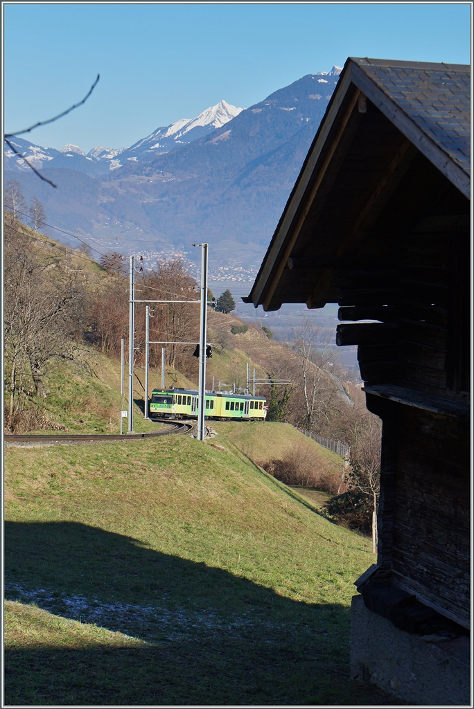 Der Zug kommt...
Weitaus interessanter als der AOMC Beh 4/8 592 Triebwagen, zeigt sich hier die an die Landschaft angepasste Linienfhrung kurz vor Chemex.
7. Jan. 2015