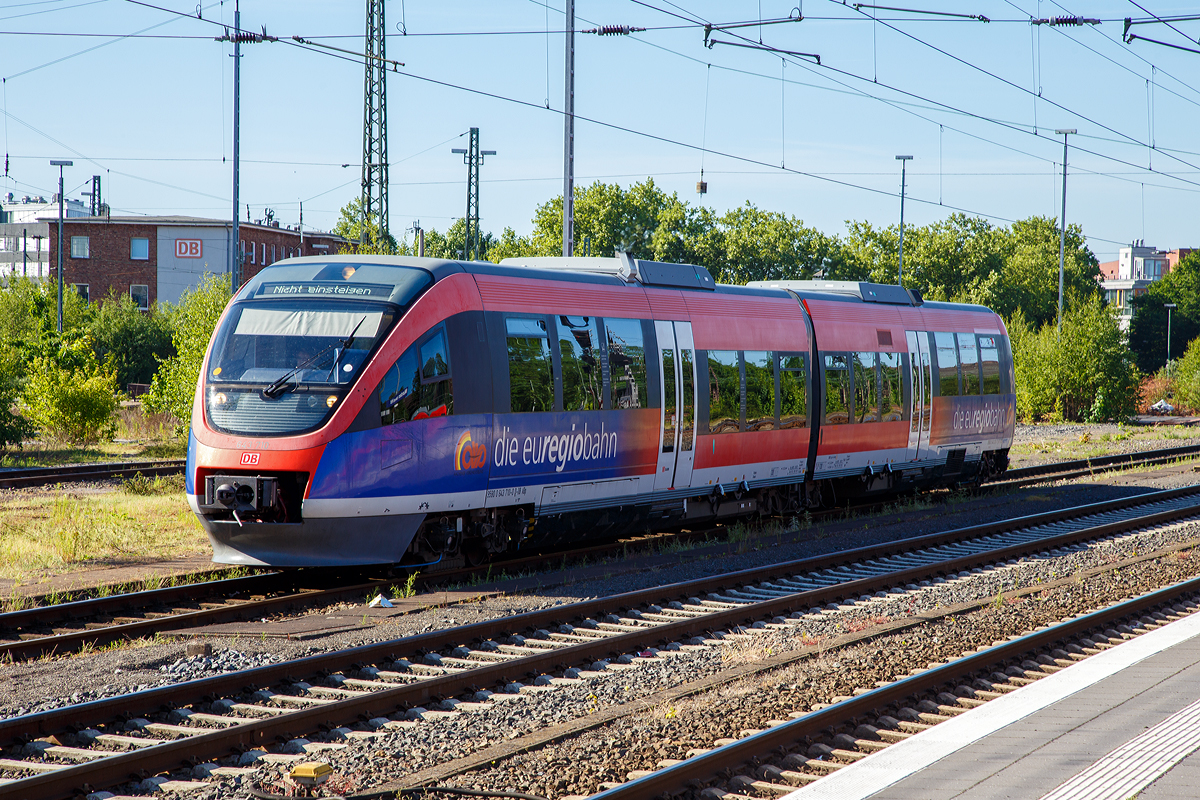 
Der zweiteilige Bombardier Talent mit diesel-mechanischem Antrieb 643 710 / 643 210 der Euregiobahn am 01.06.2017 beim Hbf Münster (Westf). Eigentlich ist seine Heimat der Aachener Raum und nicht das Münsterland.

Die Baureihe 643.2 aus der Talent-Familie der Firma Bombardier ist die kurze Version der Baureihe 643 und wird hauptsächlich im Raum Aachen eingesetzt.

Die zweiteiligen Dieseltriebwagen verfügen über eine Mittelpufferung und zwei Türen pro Fahrzeugseite. Im Eingangsbereich und im Mittelteil ist der Fahrzeugboden auf 80 cm abgesenkt. Es können mehrere Fahrzeuge zusammengekuppelt werden.

Die Baureihe 643.2 ist für S-Bahn-ähnliche Verkehre in kleineren Agglomerationsräumen auf Haupt- und Nebenstrecken mit kurzen Haltestellenabständen und geringem bis mittlerem Fahrgastaufkommen entwickelt worden. Die Mehrfachtraktion auf Hauptstrecken mit betrieblicher Stärkung und Schwächung des Zugverbands an Abzweigbahnhöfen (Flügelung) sind unverkennbarer Bestandteil des Fahrzeugkonzepts. Durch die Fußbodenhöhe von 80 cm kann die Baureihe 643.2 auch auf Strecken mit niedrigeren Bahnsteighöhen (z. B. 38 cm) eingesetzt werden.

TECHNISCHE DATEN der BR 643.2 (zweiteilig, DB Version):
Spurweite: 1.435 mm (Normalspur)
Achsanordnung: B' 2' B'
Länge über Kupplung:   36.610 mm 
Fahrzeugbreite:  2.925 mm
Fahrzeugbodenhöhe im Einstieg: 	800 mm / Hochflurbereich 1.190 mm
Türen pro Fahrzeugseite:  2
Sitzplätze:  96 (nur 2.Klasse)
Eigengewicht:  57.5 t 
Antriebsart:  dieselmechanisch
Motorleistung  2 x 315 kW
Höchstgeschwindigkeit  120 km/h
Beschleunigung  0,7 m/s²
Bremsverzögerung  1,2 m/s²
