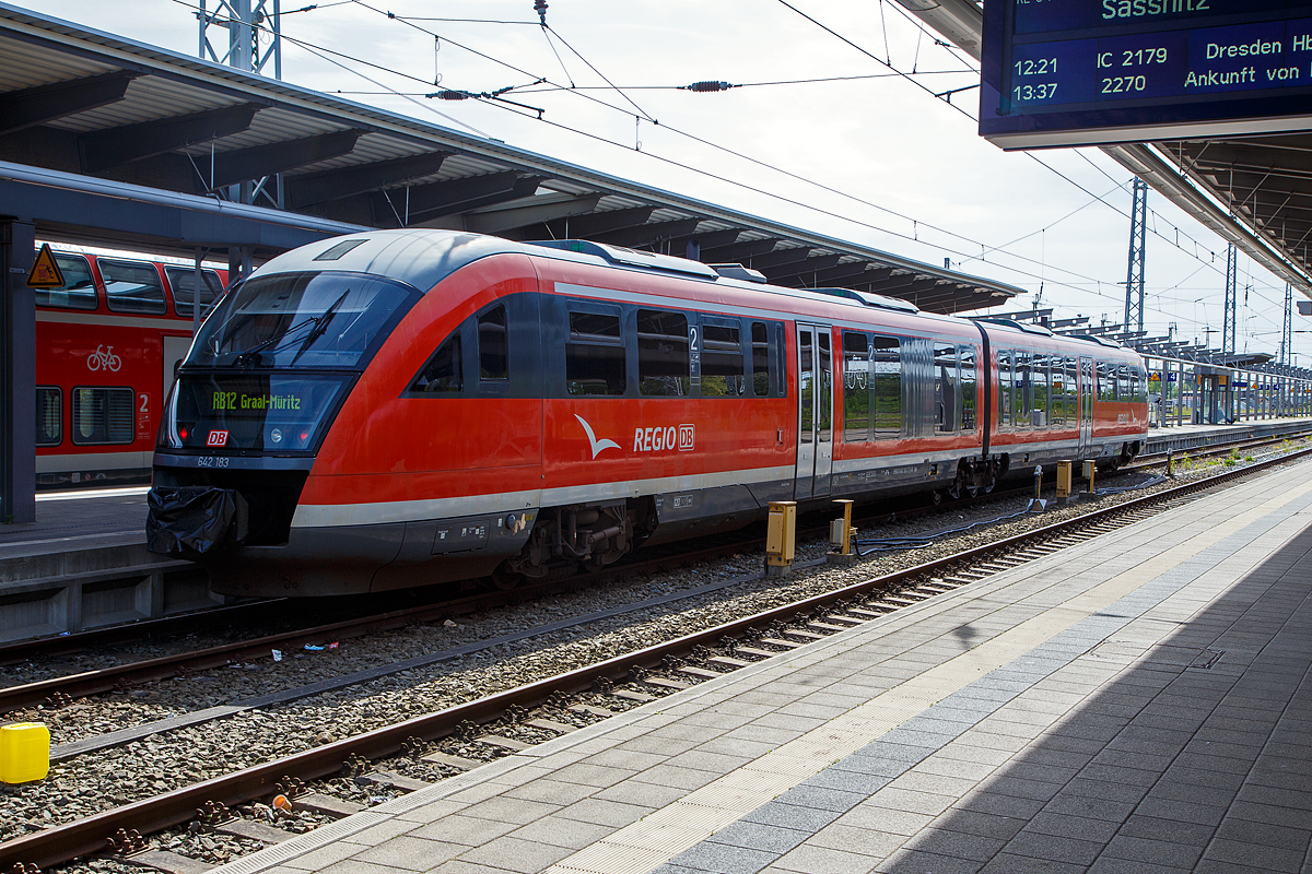 Der zweiteilige Siemens Desiro Classic (Dieseltriebzug) 642 183 / 642 551 (95 80 0642 183-7 D-DB / 95 80 0642 683-6 D-DB) DB Regio Hanse Verkehr GmbH, steht am 16.05.2022, als RB 12 (Rostock – Rövershagen – Graal-Müritz), im Hbf Rostock zur Abfahrt bereit.

Der Desiro Classic wurde 2002 von Siemens in Uerdingen (ex DUEWAG) gebaut, der VT 642 183 unter der Fabriknummer 92910 und der VT 642 683 unter der Fabriknummer 92911.
