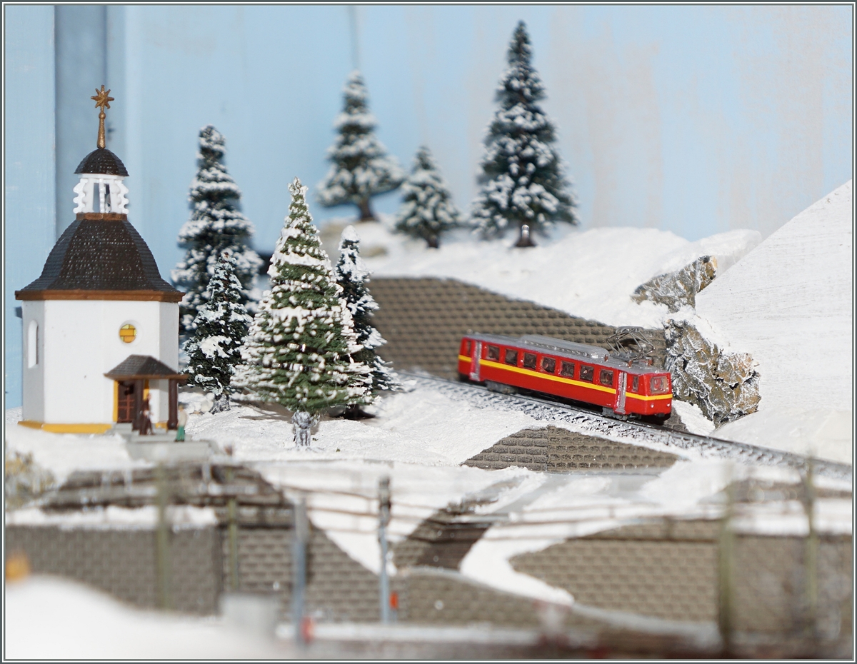 Des Lupeninspektors Rat in die Tat umgesetzt: der Rochers de Naye Bhe 2/4 203 wurde  entfärbt  und als BVB BDeh 2/4 21 neu gestaltet. Zwar stimmt die Spurweite und das fehlende Gepäckabteil nicht und auch der gelbe Zierstreifen sollte etwas anders gestaltet sein, aber das Modell zeigt doch, dass schon vor der SURF - Zeit die Bahnen der Romandie gemeinsam bauähnliche Fahrzeuge bestellt haben.
16. Mai 2016

