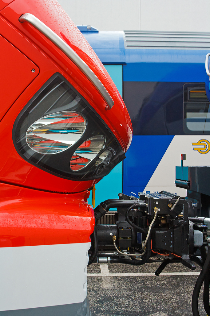 
Detail (Frontpartie) von dem DB Dieseltriebwagen PESA LINK 631-001 (95 80 0631 001-4 D-DB ABpd) das Vorserienfahrzeug das auf der InnoTrans 2014 in Berlin (26.09.2014) vorgestellt wurde.