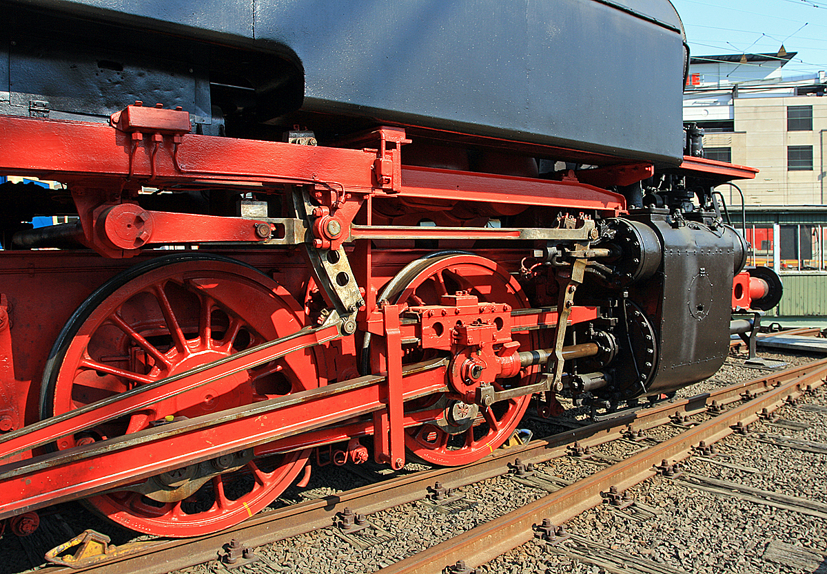 
Detail Zylinder, Gestänge und Steuerung der DB 82 008 (ex DB 082 008-4) am 23.04.2011 im Südwestfälische Eisenbahnmuseum in Siegen.