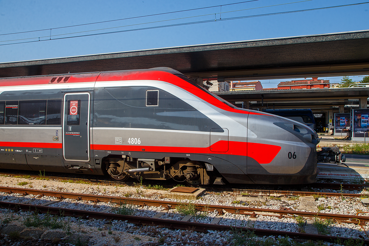 Detailbild von dem Trenitalia Frecciargento ETR 700 – 4806 (93 83 4700 806-3 I-TI) steht am 24.07.2022 im Bahnhof Venedig Santa Lucia (italienisch Stazione di Venezia Santa Lucia). Frecciargento heißt deutsch Silberpfeil.