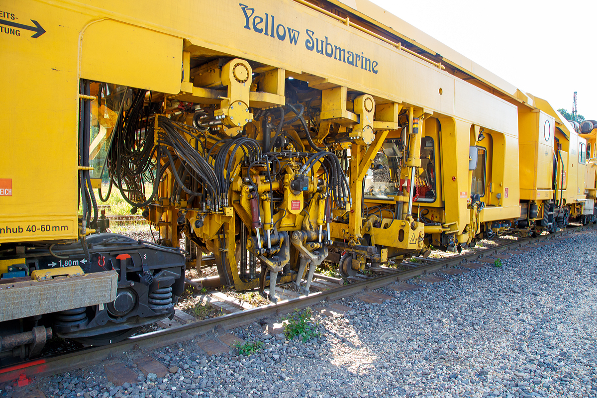 
Detailbild des 4-Schwellen-Split-Head-Stopfaggregat der Plasser & Theurer Universalstopfmaschine UNIMAT 09 - 16 / 4S (Schweres Nebenfahrzeug Nr. 97 43 51 001 17-3) USM 651 „Yellow Submarine“ abgestellt am 14.06.2017 in Betzdorf/Sieg.