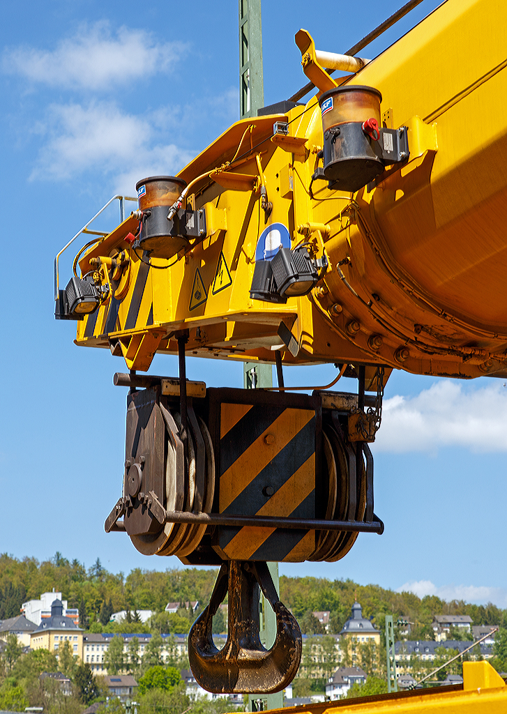 
Detailbild von hinten: 
Das obere Ende von Teleskopausleger, die Kranflasche und der Kranhaken, von dem 125t -KIROW Gleisbauschienenkran KRC 810 T der Hering Bau (Burbach), Schweres Nebenfahrzeug Nr. D-HGUI 99 80 9419 010-0, am 10.05.2015 Siegen-Eintracht.
Deutlich zusehen, das Seil ist nur zweimal umgelenkt, so wäre die halbe Last am Haken möglich, aber die Hubgeschwindigkeit die doppelte, als bei vierfacher Umlenkung.