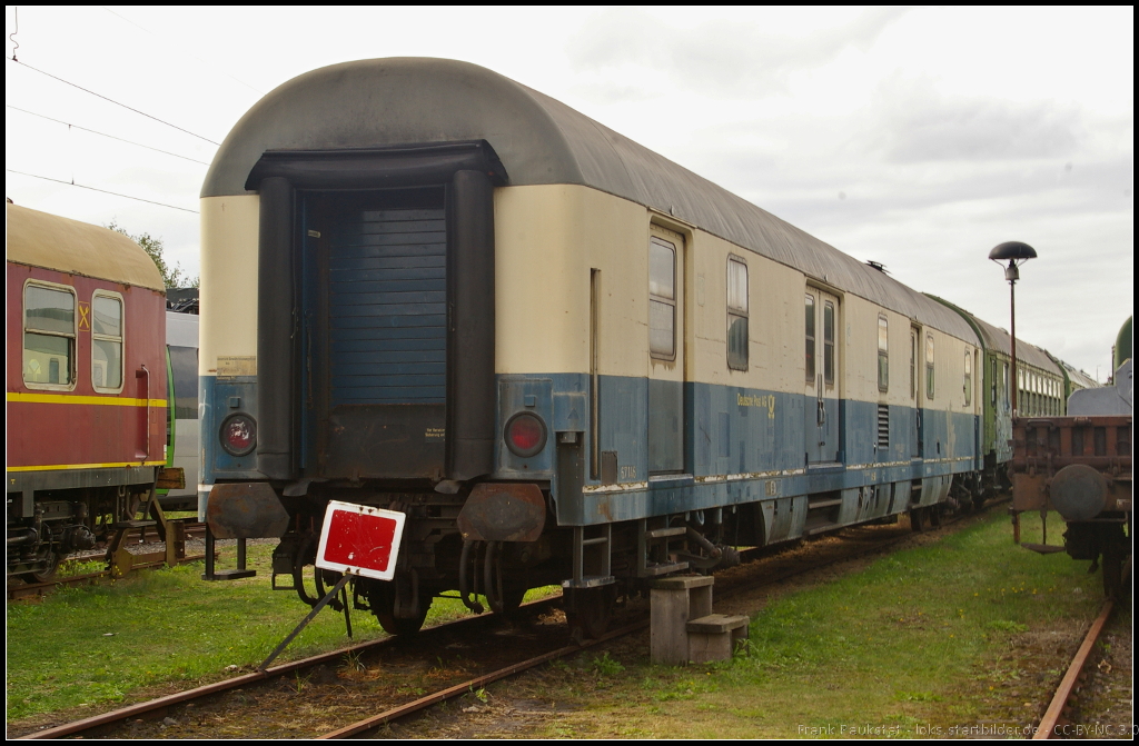 Deutsche Post AG 50 80 00-33 055-7 Post mr-a, Wagen-Nummer 67 146, mit letzter Revision vom 22.9.1994, steht auf einem der vielen Gleise des ehemaligen Bw von DB Regio in Lutherstadt Wittenberg. Fotografiert wurde der Wagen bei den Bahnaktionstagen des F�rderverein Berlin-Anhaltische Eisenbahn e.V. am 15.09.2013