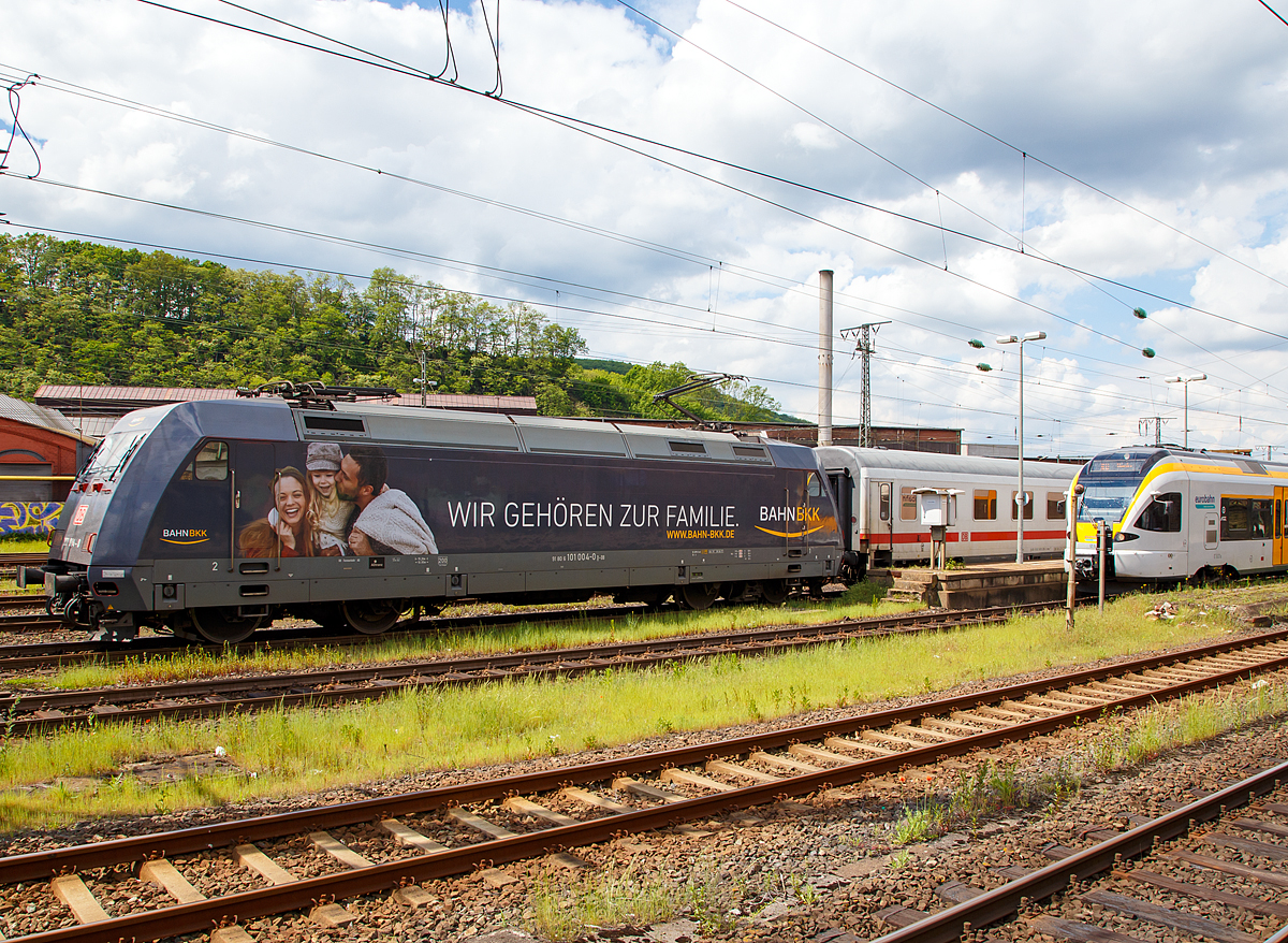 
Die 101 004-0  Bahn BKK (91 80 6101 004-0 D-DB) der DB Fernverkehr AG verläßt am 20.05.2017 mit einem IC den Hbf Hagen. 

Die Lok wurde 1996 von ABB Daimler-Benz Transportation GmbH (ADtranz) in Kassel unter der Fabriknummer 33114 gebaut.