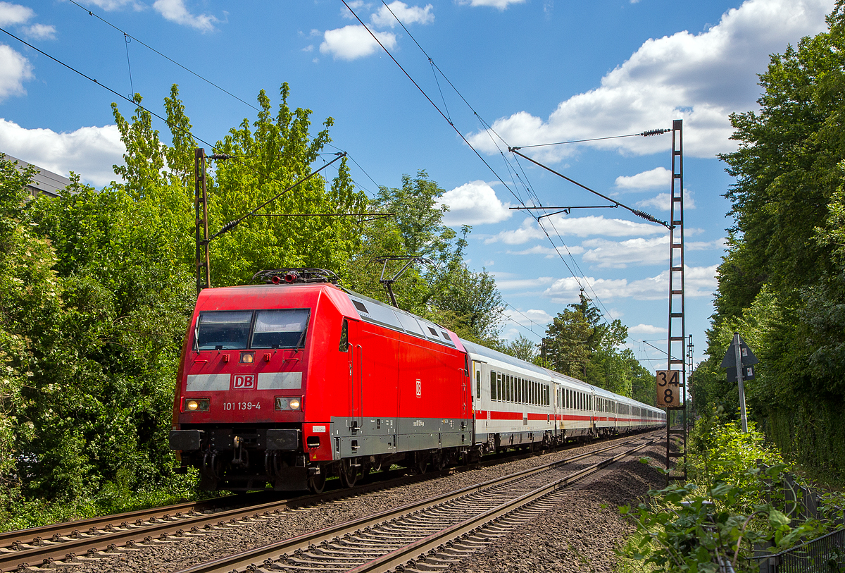 
Die 101 139-4 der DB Fernverkehr AG fährt am 30.05.2020 mit einem IC durch Bonn-Gronau in Richtung Köln.