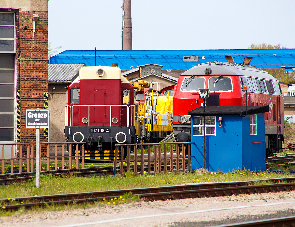 Die 107 018-4 (98 80 3107 018-4 D-RPRS) der Railsystems RP GmbH, ex DR 107 018-4, ex DR V 75 018, am 30.04.2016 in Gotha (aufgenommen vom Bahnsteig). 

Die V 75 wurde 1962 von der ČKD in Prag unter der Fabriknummer 5698 gebaut und an die Deutsche Reichsbahn als V 75 018 geliefert, 1970 erfolgte die Umzeichnung in DR 107 018-4, als solche fuhr sie bis zur Ausmusterung 1974. Daraufhin ging sie ans VEB Braunkohlewerk Jugend Lbbenau als Lok 16, bis sie 1988 zum VEB Zementwerke Karsdorf als 012 ging. 1991 wurde sie von der KEG - Karsdorfer Eisenbahngesellschaft mbH bernommen bis sie 2005 an die ARCO Transportation GmbH in Elsteraue-Trglitz als 4070.02-5 ging. Im Jahr 2011 wurde sie dann von der Railsystems RP GmbH bernommen, berholt und ist im uerlichen Zustand der Deutschen Reichsbahn als 107 018 wieder betriebsfhig. 

Die DR-Baureihe V 75 (ab 1970 BR 107) war eine dieselelektrische Rangierlokomotive der Deutschen Reichsbahn.
Die Lokomotiven waren als Ersatz fr die weitgehend verschlissenen Baureihe 80 fr den Rangierdienst in Leipzig Hbf vorgesehen. Da man Mitte/Ende der 1950er Jahre aber noch nicht in der Lage war, eigene Fahrzeuge zu beschaffen, importierte man 20 Maschinen aus der Tschechoslowakei, die der dortigen Baureihe T 435.0 (heute: Baureihe 720) die der sowjetischen ЧМЭ2 (ČME2) weitgehend entsprachen. Die Maschinen wurden vorwiegend im Rangierdienst auf den Leipziger Bahnhfen eingesetzt. Sie kamen aber auch vor Unkrautbekmpfungs- und Bauzgen zum Einsatz. Die V75 ist auch unter dem Spitznamen „Hektor“ bekannt.

Die Lok war in Starrrahmenausfhrung mit einem Endfhrerstand und Auenumlauf ausgefhrt. Das 750 PS leistende Dieselaggregat bertrug seine Leistung elektrisch per Gleichstromgenerator und Gleichstromreihenschlussmotoren auf die 4 Achsen. Jeweils zwei Achsen wurden in einem Drehgestell gelagert. Die Hchstgeschwindigkeit betrug 60 km/h.

Technische Daten:
Spurweite: 1.435 mm (Normalspur)
Achsformel: Bo'Bo'
Lnge ber Puffer: 12.560 mm
Hhe: 4.280 mm
Breite: 2.900 mm
Drehzapfenabstand: 6.300 mm
Drehgestellachsstand: 2.400 mm
Dienstgewicht: 62,6 t
Radsatzfahrmasse: 15,8 t 
Dieselmotor:  Sechszylinder- Viertaktdieselmotor vom Typ ČKD 6 S 310 DR
Nenndrehzahl: 750 U/min
Installierte Leistung: 552 kW (750 PS)
Traktionsleistung: 553 kW
Anfahrzugkraft: 200 kN
Treibraddurchmesser:  1000 mm
Leistungsbertragung: elektrisch