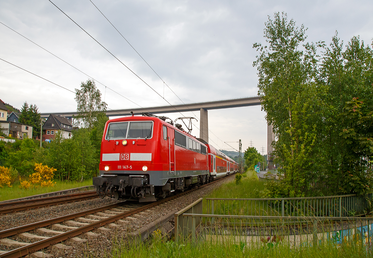 
Die 111 147-5 (91 80 6111 147-5 D-DB) der DB Regio NRW am 23.05.2015 mit dem RE 9 (rsx - Rhein-Sieg-Express) Aachen - Kln - Siegen, durch Siegen-Eiserfeld in Richtung Siegen und erreichen bald die Endstation Siegen Hauptbahnhof. Eigentlich ja auf dem falschen Gleis, den in Deutschland ist auch bei der Bahn Rechtsverkehr.

 Im Hintergrund die 105 m hohe Siegtalbrcke der A 45 (Sauerlandlinie). 

Die Lok wurde 1980 bei Krauss-Maffei in Mnchen unter der Fabriknummer 19859 gebaut, der elektrische Teil ist von Siemens.