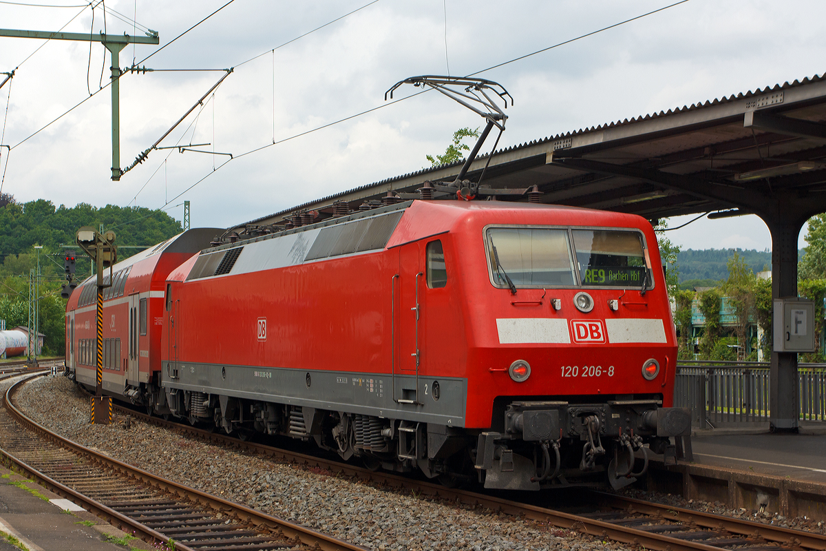 Die 120 206-8 (ex DB 120 117-7)  schiebt den RE 9 - Rhein Sieg Express (RSX) Siegen - Köln - Aachen am 12.04.2014 vom Bahnhof Betzdorf/Sieg weiter in Richtung Köln.

Die Lok wurde 1987 von Krupp unter der Fabriknummer 5572 (die elektrische Ausrüstung ist von AEG) gebaut und als 120 117-7 an die DB geliefert.  Ende 2010 wurde sie umgebaut, d.h. mit einem Nahverkehrspaket ausgestattet (Zugzielanzeiger, Zugabfertigungssystem, Server u. a.) und in 120 206-8 umgezeichnet.

Wegen der erhöhten fahrdynamischen Werte bildet sie mit sechs neuen Doppelstockwagen, anstelle von fünf (mit einer 111er) einen Wendezug. Sie hat die NVR-Nummer 91 80 6120 206-8 D-DB (ex 91 80 6120 117-7 D-DB).

Technische Daten:
Spurweite: 1.435 mm,
Achsformel: Bo`Bo`
Länge über Puffer: 19.200 mm
Gesamtradsatzstand: 13.000 mm
Drehgestell-Radsatzstand: 2.800 mm
Dauerleistung: 5.600 kW (4×1.400 kW)
Anfahrzugkraft: 340 kN
Höchstgeschwindigkeit: 200 km/h
Fahrmotoren: 4 Drehstrom-Asynchron-Motoren
Dienstmasse: 83,2 t