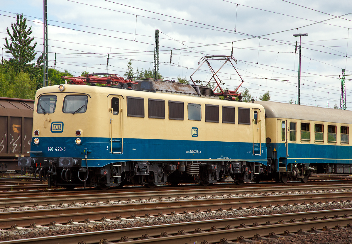 Die 140 423-5 (91 80 6140 423-5 D-DB) vom DB Museum, ex DB E 40 423, am 18.06.2017 mit Pendelzug in Koblenz-Lützel. Am 17. & 18.6.2017 fand das große Sommerfest vom DB Museum Koblenz statt.

Die E 40 wurde 1963 von Henschel in Kassel unter der Fabriknummer 30656 gebaut, der elektrische Teil ist von den Siemens-Schuckert-Werke (SSW), und als E 40 423 an die Deutsche Bundesbahn geliefert. Zum 01.01.1968 erfolgte die Umzeichnung in DB 140 423-5. Aus den aktiven Dienst schied sie 2011 aus und ging ins DB Museum Koblenz-Lützel. Dort wird die Lok in der ehemaligen Farbgebung türkis/beige erhalten und wird als Zugfahrzeug für Überführungen und Sonderzüge genutzt.

Die ab dem Jahr 1968 als Baureihe 140 geführten Loks sind technisch gesehen eine E 10.1 ohne elektrische Bremse, jedoch mit geänderter Übersetzung des Getriebes. Mit 879 Exemplaren ist die E 40 die meistgebaute Type des Einheitselektrolokprogramms der Deutschen Bundesbahn. Ihre zulässige Höchstgeschwindigkeit betrug am Anfang entsprechend ihrem vorgesehenen Einsatzgebiet im mittelschweren Güterzugdienst 100 km/h, diese wurde im Juni 1969 jedoch auf 110 km/h erhöht, um die Züge zu beschleunigen und die Loks auch besser im Personen-Berufsverkehr einsetzen zu können.

TECHNISCHE DATEN:
Spurweite: 1.435 mm (Normalspur)
Achsanordnung: Bo´Bo´
Länge über Puffer: 16.440 mm
Drehzapfenabstand: 7.900 mm
Achsstand in den Drehgestellen: 3.400 mm
Gesamtachsstand: 11.300 mm
Treibrad-Durchmesser: 1.250 mm
Dienstgewicht:  86,4t
Achslast: 21,5t
Zulässige Höchstgeschwindigkeit: 110 Km/h (Anfangs 100 km/h)
Stromsystem: Einphasen-Wechselstrom 15 000 V, 16 ²/³ Hz
Nennleistung: 3.700 kW (5.032 PS)
Zugkraft: 336 kN
Anzahl Fahrmotoren:  4
Fahrmotor-Typ: SSW WB 372
Antrieb: Gummiringfeder
Nennleistung Trafo: 4040 kVA
Anzahl Fahrstufen:  28