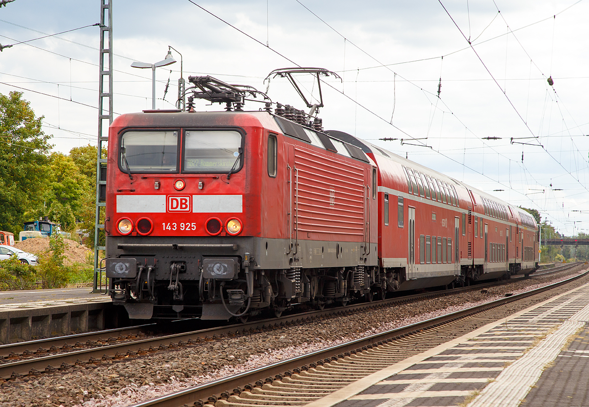 
Die 143 925-6 (91 80 6143 925-6 D-DB), ex 243 925-5, erreichen am 15.09.2018, mit dem RB 27   Rhein-Erft-Bahn  (Koblenz - Köln - Rommerskirchen), den Bahnhof Bonn-Beuel.