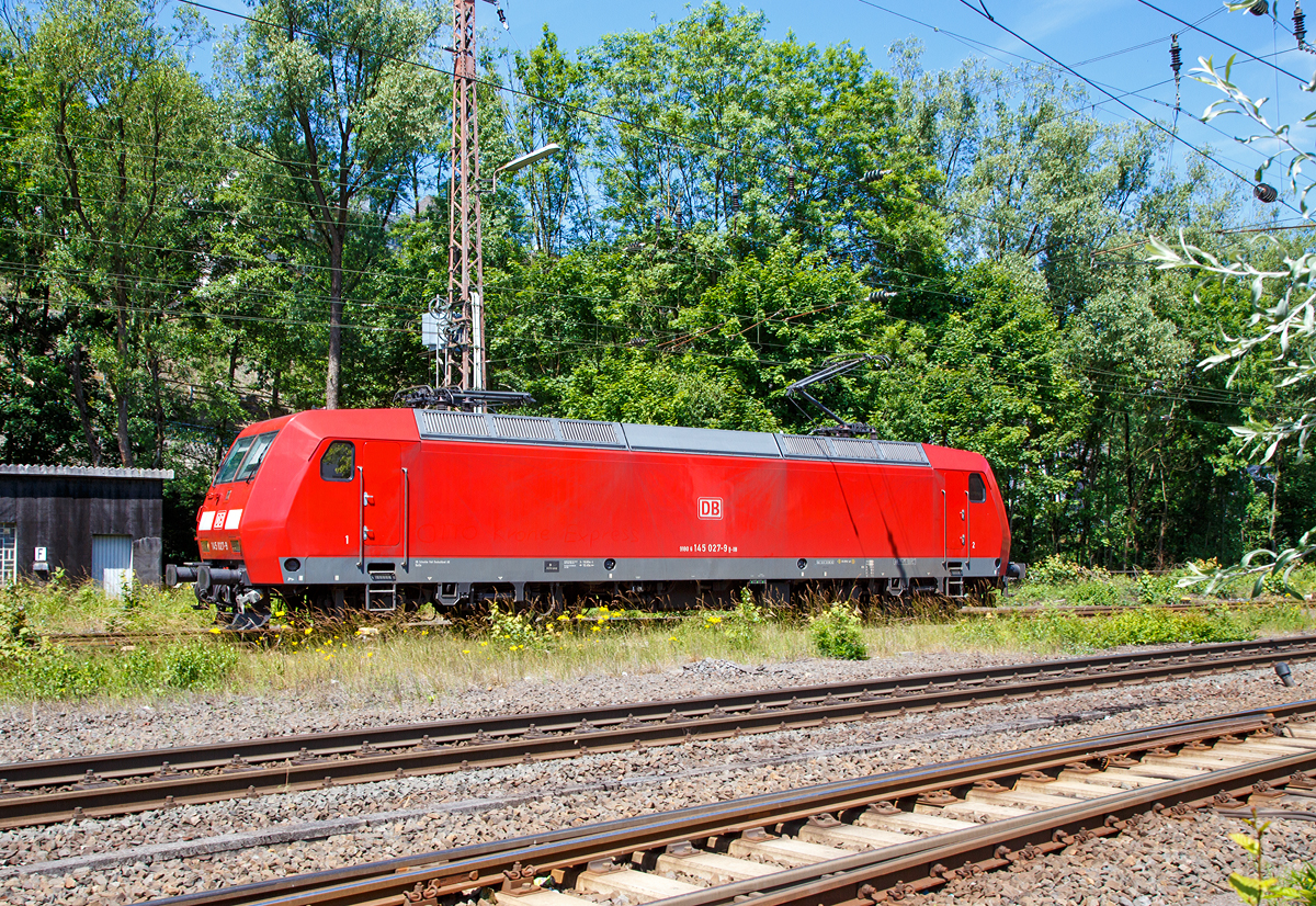 
Die 145 027-9 (91 80 6145 027-9 D-DB) der DB Schenker Rail Deutschland AG, fährt am  28.06.2015 als Lz solo durch den Bahnhof Altemhunden in Richtung Kreuztal.

Die TRAXX F140 AC wurde 1999 von ABB Daimler-Benz Transportation GmbH (Adtranz) in Kassel unter der Fabriknummer 33344 gebaut.