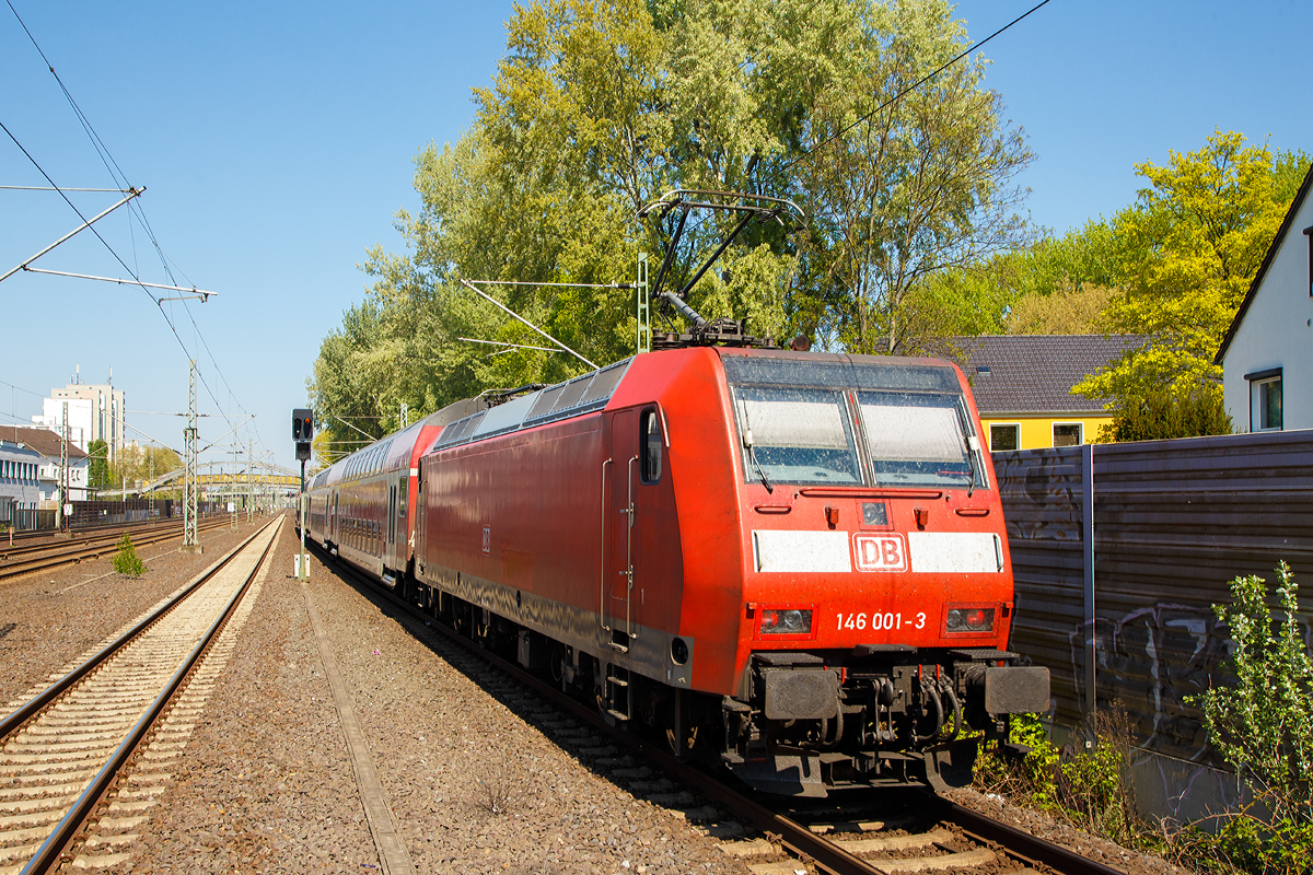 Die 146 001-3 (91 80 6146 001-3 D-DB) der DB Regio NRW schiebt den RE 9 (rsx - Rhein-Sieg-Express) Siegen - Kln – Aachen am 21.04.2019 von Kln-Porz nun weiter in Richtung Kln Sd. Bedingt durch die Bauarbeiten auf der Hohenzollernbrcke ist der nchste Halt nun Kln Sd, die Halte Kln Messe/Deutz und Kln Hbf entfallen.

Die TRAXX P160 AC1 (Br 146.0) wurde 2000 von ABB Daimler-Benz Transportation GmbH (Adtranz) in Kassel unter der Fabriknummer 33808 gebaut.  