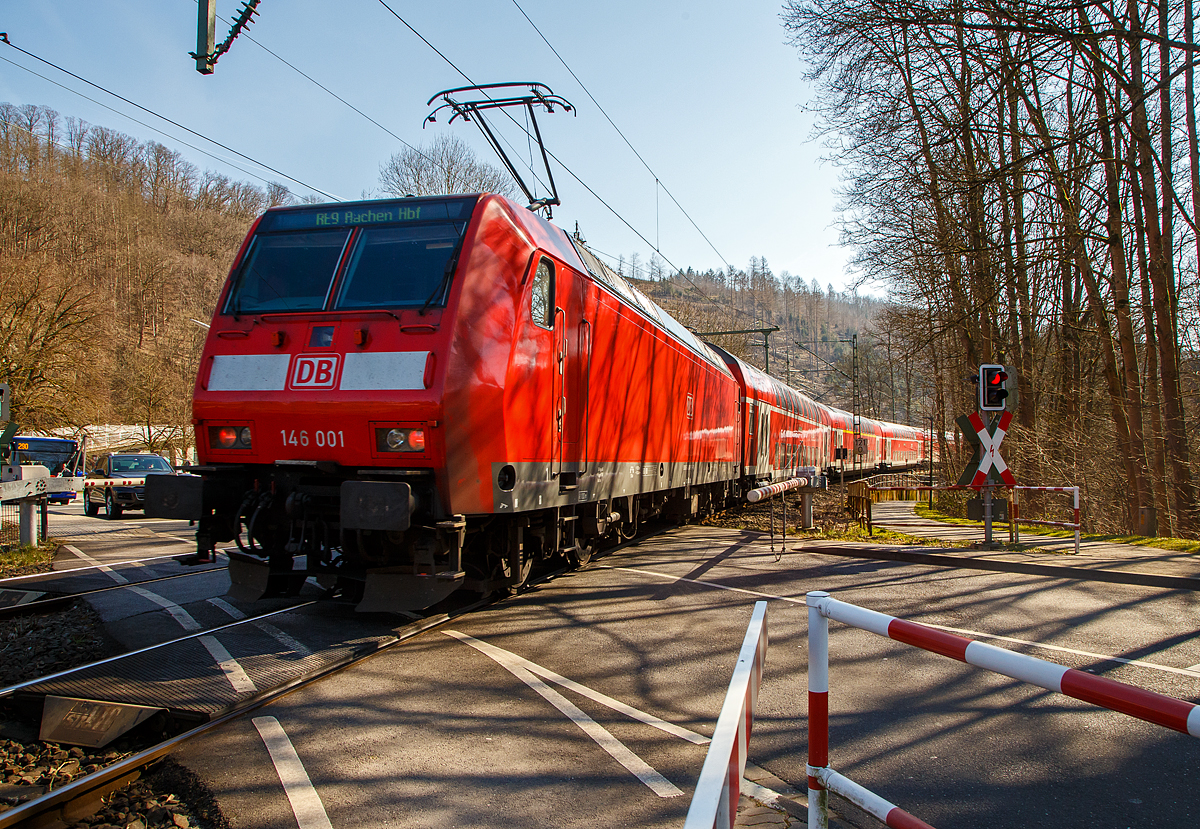 Die 146 001-3 (91 80 6146 001-3 D-DB) der DB Regio NRW schiebt am 11.03.2022 den RE 9 - Rhein Sieg Express (RSX) Siegen - Kln – Aachen vom Bahnhof Kirchen (Sieg) weiter in Richtung Kln, nchster Halt ist Betzdorf (Sieg).