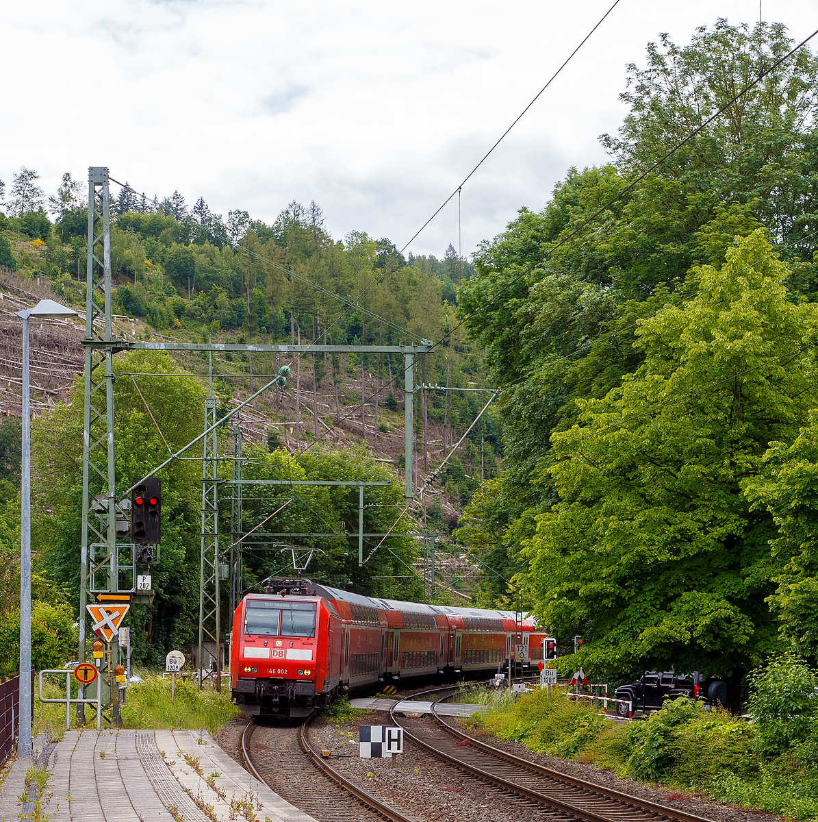 Die 146 002 (91 80 6146 002-1 D-DB) der DB Regio NRW erreicht am 30.05.2022, mit dem RE 9 (rsx - Rhein-Sieg-Express) Aachen - Köln - Siegen, den Bahnhof Kirchen (Sieg).