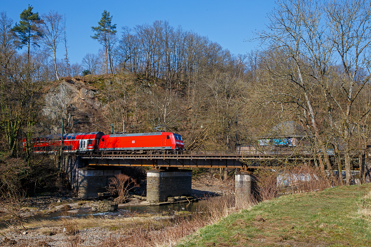 Die 146 006-2 (91 80 6146 006-2 D-DB) der DB Regio NRW schiebt den RE 9 - Rhein Sieg Express (RSX) Siegen - Köln – Aachen am 26.02.2022 Steuerwagen voraus, in  Scheuerfeld (Sieg) über die Siegbrücke in Richtung Köln. Ein Teil des Zuges ist bereits durch den nachfolgenden 32 m langen Mühlburg-Tunnel.