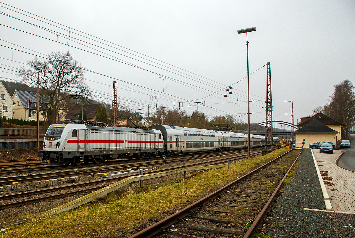 Die 147 552 (91 80 6147 552-4 D-DB – IC 4890) der DB Fernverkehr AG fährt am 15.01.2022 mit dem IC 2322 (Frankfurt a.M. Hbf - Siegen - Hamm - Münster - Norddeich Mole) durch Kreuztal in Richtung Norden..

Die TRAXX P160 AC3 wurde 2016 von Bombardier in Kassel unter der Fabriknummer 35224 gebaut und an die DB Fernverkehr AG geliefert. Sie hat die Zulassungen für Deutschland und die Schweiz (wohl nun erteilt), daher hat sie auch vier Stromabnehmer. Der Bahnstrom (15.000 V 16 ⅔ Hz) ist ja derselbe, aber die Palettenbreite (Wippe) ist 1.450 mm und somit 500 mm schmaler als die Wippen fürs DB Netz (1.900 mm breit). Das Schleifleistenmaterial ist bei beiden aus Graphit.