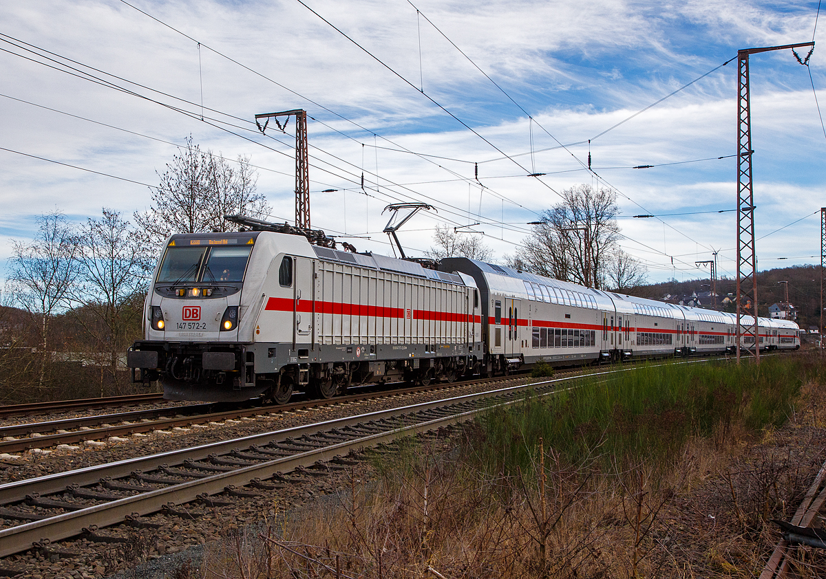 Die 147 572-2 (91 80 6147 572-2 D-DB – IC 4899) der DB Fernverkehr AG fährt am 31.12.2021, mit dem IC 2320 / RE 34 (Frankfurt a.M. Hbf - Siegen – Dortmund Hbf), über die Dillstrecke (KBS 445) durch Rudersdorf in Richtung Siegen. 

Die TRAXX P160 AC3 wurde 2019 von Bombardier in Kassel gebaut und 2020 an die DB Fernverkehr AG geliefert. Sie hat die Zulassungen für Deutschland. Für die Schweiz ist/war die Zulassung auch vorgesehen, daher hat sie auch vier Stromabnehmer, doch wurde noch keine Zulassung für die Schweiz vom Hersteller erlangt.

Interessant ist das die IC´s. zwischen Frankfurt a.M. Hbf – Siegen Hbf, nicht direkt über Gießen fahren, sondern über die sonst nur von Güterzügen genutzte Verbindungsstrecke Dutenhofen – Gießen-Bergwald. So sind die Zwischenhalte nur Frankfurt a.M. West, 	 Bad Nauheim, Wetzlar und Dillenburg. Zudem entfällt der zeitaufwändige Fahrtrichtungswechsel in Gießen. Dadurch verkürzt sich die Fahrzeit um ca. 45 Minuten auf nun 1 Stunde und 32 Minuten. Wir (meine Frau und ich) hätten schon gerne mal die Verbindung ausprobiert, was wir aber Corona bedingt noch unterlassen.

Zwischen Dillenburg und Iserlohn-Letmathe wird der Zug auch als RE 34 (Umlauf 52320) geführt und hat die Freigabe für alle Nahverkehr Tickets auf diesem Streckenabschnitt. 

Seit Dezember 2021 wird der Ruhr-Sieg-Express auf dem Abschnitt Letmathe–Siegen weitestgehend alle zwei Stunden durch eine Intercity-Linie ersetzt, die zwischen Dortmund Hbf und Frankfurt (Main) Hbf verkehrt. Sechs Zugpaare übernehmen dabei mit Ausnahme von Welschen Ennest alle Halte des RE 16 und werden vom Zweckverband Nahverkehr Westfalen-Lippe mitfinanziert. Diese Züge sind in der Fahrplanauskunft zusätzlich als RE 34 aufgeführt und können zwischen Letmathe und Dillenburg mit Nahverkehrstickets genutzt werden. Zwei weitere Zugpaare fahren über Schwerte und Unna nach Münster (Westf) Hbf bzw. Norddeich Mole ohne Nahverkehrsfreigabe und halten zwischen Siegen und Letmathe nur in Altenhundem. Sie verkehren als zusätzliches Angebot und ersetzen den Ruhr-Sieg-Express nicht.
