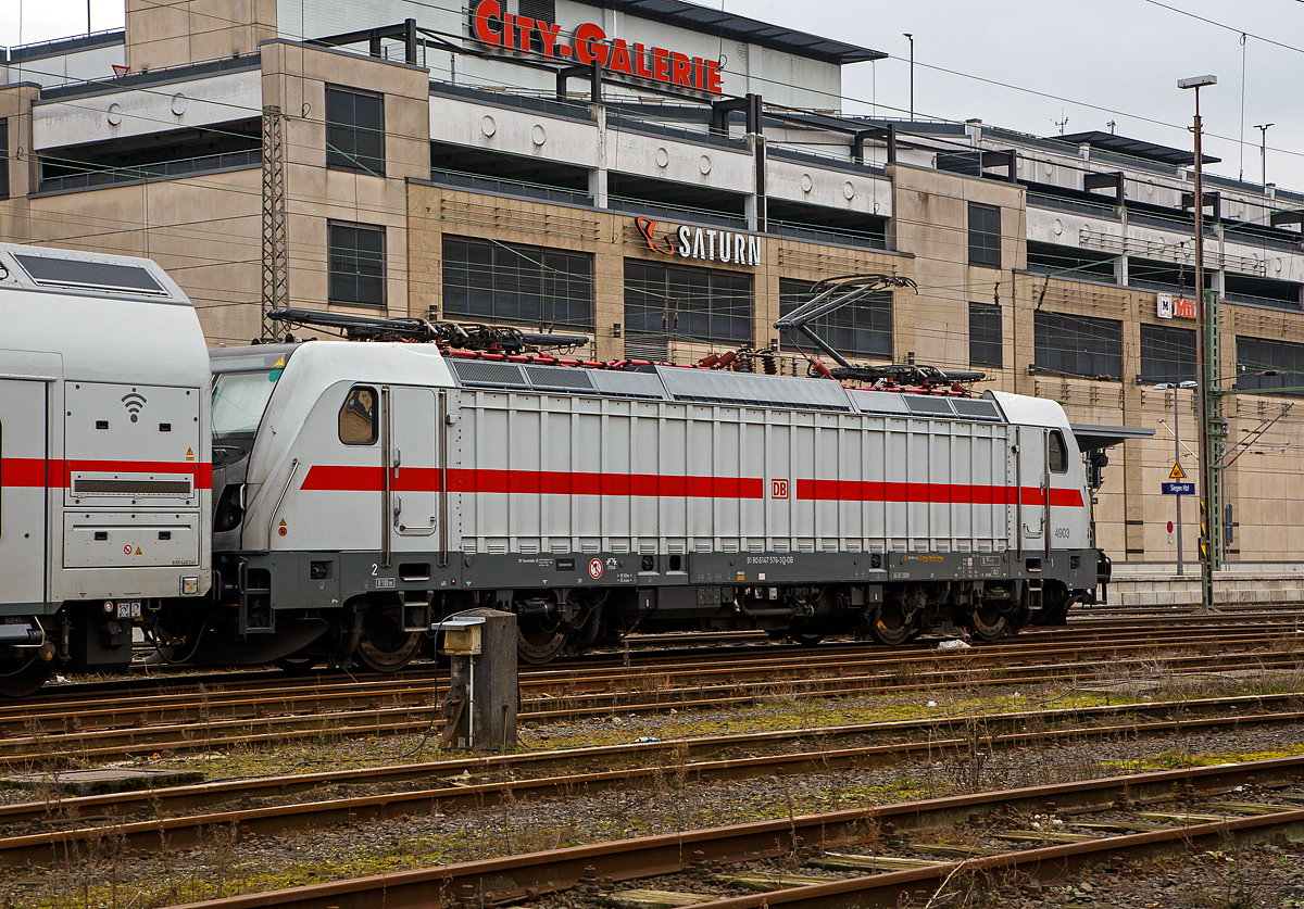 Die 147 576 (91 80 6147 576-3 D-DB – IC 4903) der DB Fernverkehr AG ist am 19.12.2021 mit dem IC2 – 4903 im Hauptbahnhof Siegen abgestellt. 

Um 11:04 Uhr ist sie mit dem IC 2322 Frankfurt a.M. Hbf - Siegen – (Hamm - Münster - Norddeich Mole) in Siegen angekommen, noch ist wegen der Flutkatastrophe die Ruhr-Sieg-Strecke unterbrochen, so fährt der Zug um 13:01 als IC 2229 (Dortmund Hbf) - Siegen Hbf - Frankfurt(Main)Hbf nach Frankfurt am Main zurück. Ab heute den 20.12.2021 fahren die IC´s nun endlich durchgängig, die Ruhr-Sieg-Strecke ist wieder komplett offen. 

Die TRAXX P160 AC3 wurde 2020 von Bombardier in Kassel gebaut und an die DB Fernverkehr AG geliefert. Sie hat die Zulassungen für Deutschland. Für die Schweiz ist die Zulassung auch vorgesehen, daher hat sie auch vier Stromabnehmer, doch wurde noch keine Zulassung durch die Schweiz vom Hersteller nicht erlangt.

Die Deutsche Bahn hatte Mitte 2013 erstmals 20 Traxx P160 AC3 für DB Regio abgerufen. Die Maschinen (147 001–020) wurden nach rund zweijährigem Testlauf im Dezember 2016 nach Stuttgart ausgeliefert und absolvierten im Januar 2017 die ersten Einsätze. 

Im März 2015 rief die DB weitere 17 Traxx P160 AC3 ab, diesmal für die DB Fernverkehr AG, diese sollten mit zeitgleich nachbestellten Doppelstock-Intercity (IC2) eingesetzt werden, erhielten daher eine WTB-Steuerung. Angestrebt sind Zulassungen für Deutschland und die Schweiz, einschließlich ETCS-Level-2-Ausrüstung, zusätzlichen Stromabnehmern mit schmalen Paletten (1.450 mm), und seitlich angebrachten Videokameras als Rückspiegelersatz. Im Gegensatz zu den verkehrsroten Maschinen von DB Regio sind die als Baureihe 147.5 (551–567) bezeichneten Lokomotiven der  DB Fernverkehr in IC-Farbgebung (weiß mit verkehrsrotem Längsstreifen) lackiert, sie wurden bis Ende 2018 abgeliefert. Die Maschinen wurden mit Zielschildanzeigen über den Frontfenstern ausgerüstet.

TECHNISCHE DATEN:
Spurweite:  1.435 (Normalspur) 
Achsformel:  Bo’Bo’
Länge über Puffer:  18.900 mm 
Drehzapfenabstand: 10.440 mm
Höhe:  4.283 mm
Breite:  2.977 mm 
Treibraddurchmesser:  1.250 mm (neu) / 1.170 mm (abgenutzt)
Dienstgewicht:  87 t
Dauerleistung:  5.600 kW 
Höchstgeschwindigkeit:  160 km/h
Anfahrzugkraft:  300 kN
Stromsystem: 15 kV, 16,7 Hz ~ (25 kV, 50 Hz ~ möglich)
Bremse: bremsrechnergesteuerte elektrische Bremse, Druckluftbremse

Erstmals seit den TRAXX-Vorgängern AEG 12X respektive der Baureihe 101 von ABB Henschel wurde der Lokkasten nicht mit glatten Seitenwänden gefertigt. Konstruktiv deutlich günstiger, sind die Seitenwände der AC3 vertikal gesickt; stattdessen erhielten die Seitenflächen sogenanntem Flex-Panel, eine Vorrichtung zum Einspannen von Planen. Diese würden die Sicken verdecken, und wären kostengünstiger als Umlackierungen oder Umbeklebungen von Mietlokomotiven, zudem könnten die Halter auch Werbung anbringen.

Eine Variante „P189“ mit Hohlwellenantrieb und auf maximal 189 km/h gesteigerter Zulassung, wurde von Bombardier in Aussicht gestellt.
