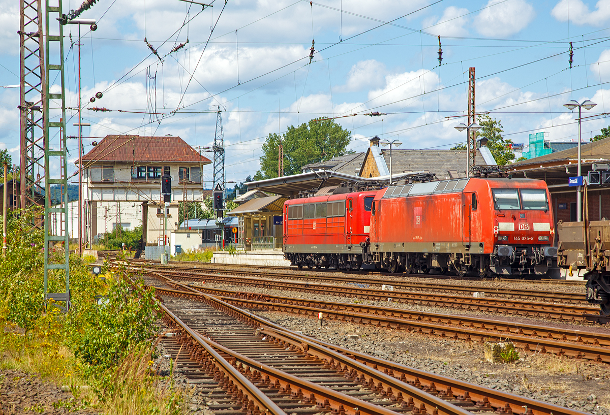 
Die 151 001-5 (91 80 6151 001-5 D-DB) mit der 145 075-8  (91 80 6145 075-8 D-DB) im Schlepp fahren als Lz am 26.07.2015 von Kreuztal in Richtung Hagen. Hier haben sie gerade noch Hp 0. Beide Loks sind von der DB Schenker Rail Deutschland AG. 

Die 151 001-5 wurde 1972 von Krupp in Essen unter der Fabriknummer 5173 gebaut, wobei der elektrische Teil von AEG unter der Fabriknummer 8819 geliefert wurde.

Die TRAXX F140 AC wurde  2000 von ABB Daimler-Benz Transportation GmbH (Adtranz) in Kassel unter der Fabriknummer 33820 gebaut.
