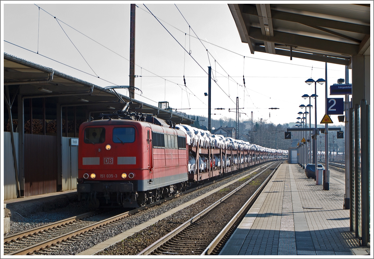 Die 151 035-3 der DB Schenker Rail Deutschland AG rauscht am 08.03.2014 mit einem langen Autotransportzug durch den Bahnhof Kreuztal in Richtung Hagen. 

Die E 51 wurde 1974 von Kraus Maffei unter der Fabriknummer 19654 gebaut.