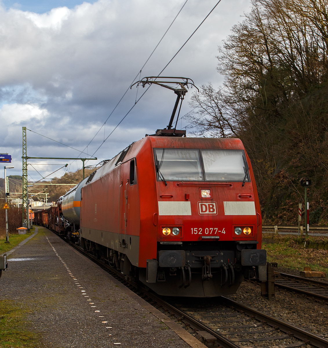 Die 152 077-4 (91 80 6152 077-4 D-DB) der DB Cargo AG fährt am 05.02.2022 mit einem gemischten Güterzug durch Scheuerfeld (Sieg) in Richtung Köln.

Die Siemens ES64F wurde 1999 von Krauss-Maffei AG in München-Allach (heute Siemens Mobility GmbH) unter der Fabriknummer  20204 gebaut und an die DB Cargo AG geliefert.
