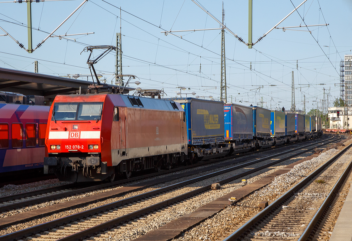 
Die 152 078-2 (91 80 6152 078-2 D-DB) der DB Cargo Deutschland AG fährt am 04.06.2019 mit einem KLV-Zug durch den Bahnhof München Ost. 

Die Siemens ES64F wurde 1999 von Krauss-Maffei in München-Allach unter der Fabriknummer 20205 gebaut, der Elektrische Teil wurde von DUEWAG unter der Fabriknummer 91954 geliefert.