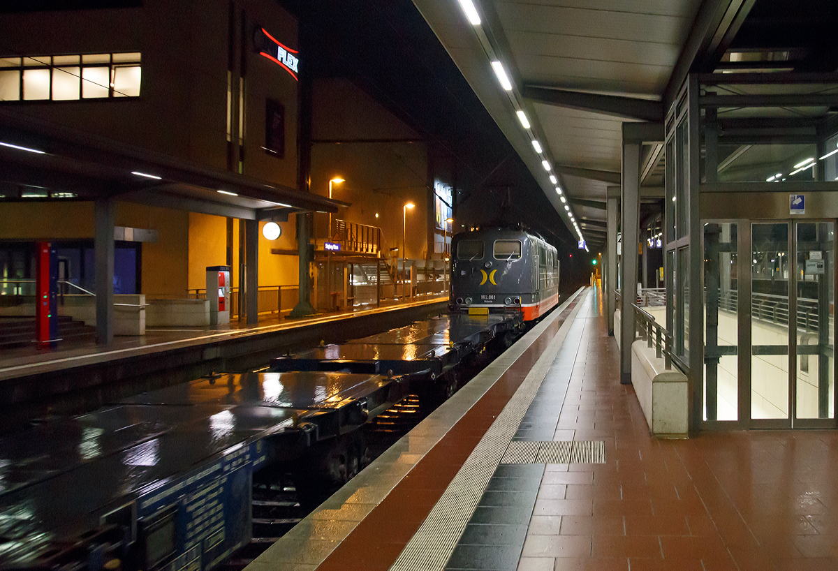 
Die 162.001  Mabuse  (91 80 6151 013-0 D-HCTR) der Hector Rail (Germany) GmbH zieht am 20.02.2017 (23.41 Uhr) eine Containerzug durch den Bahnhof Siegburg/Bonn in Richtung Siegen. 

Die Lok Lok wurde 1973 von Krupp unter der Fabriknummer 5255 und als 151 013-0 an die DB geliefert. Bis zum 29.02.2016 war sie für die DB Cargo (91 80 6151 013-0 D-DB) unterwegs und wurde dann an die Hector Rail verkauft. Die Lok wird aber weiterhin in Deutschland registriert und wird nicht in Schweden geführt. Warum andere Seiten sie unter Schweden führen verstehe ich nicht ganz.